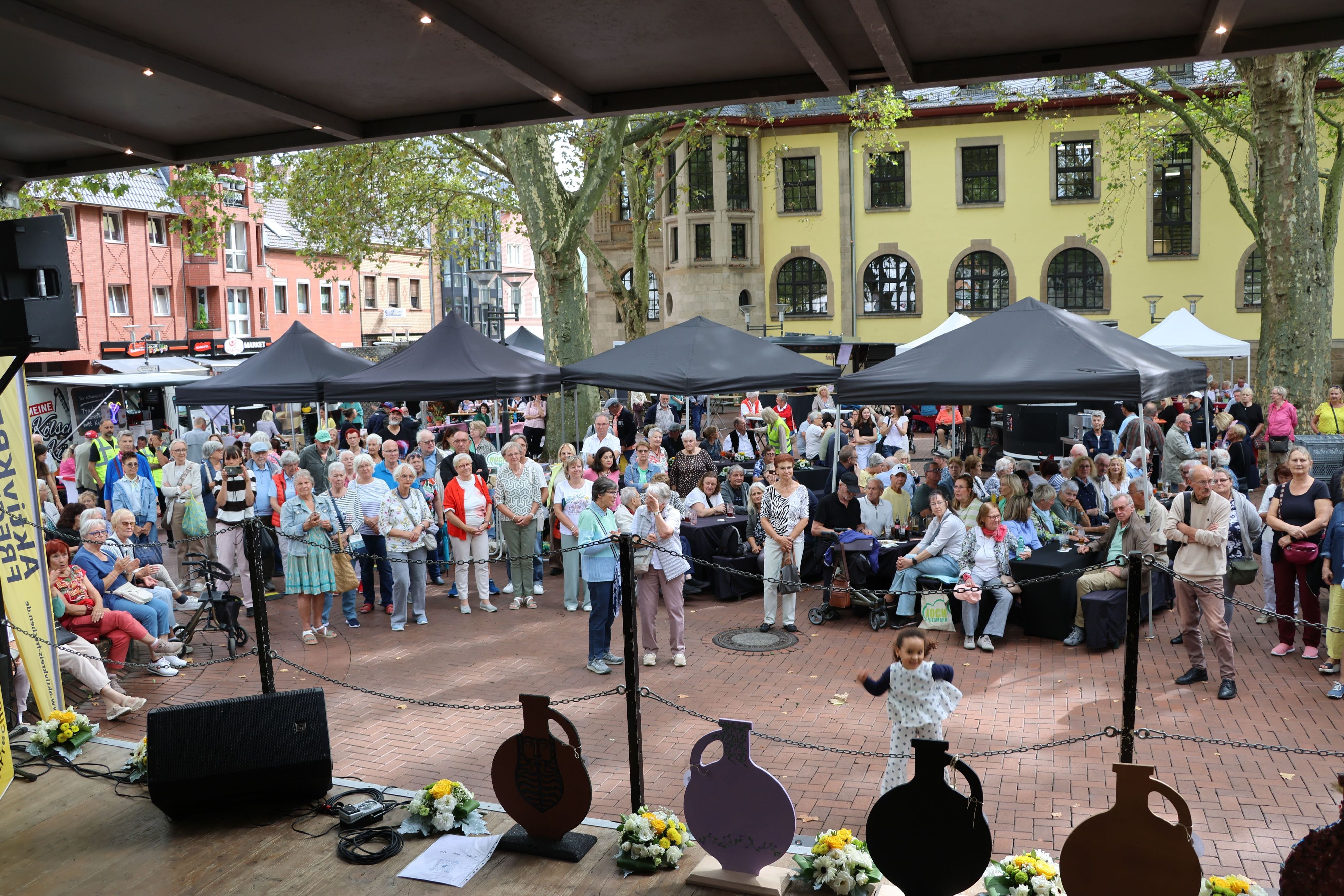 Auf dem Bild sind viele Besucher des Stadtfestes vor der Bühne zu sehen.