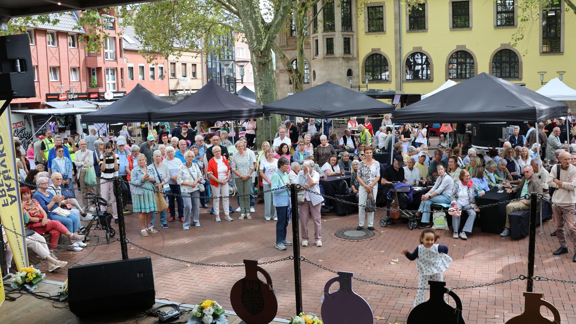 Auf dem Bild sind viele Besucher des Stadtfestes vor der Bühne zu sehen.