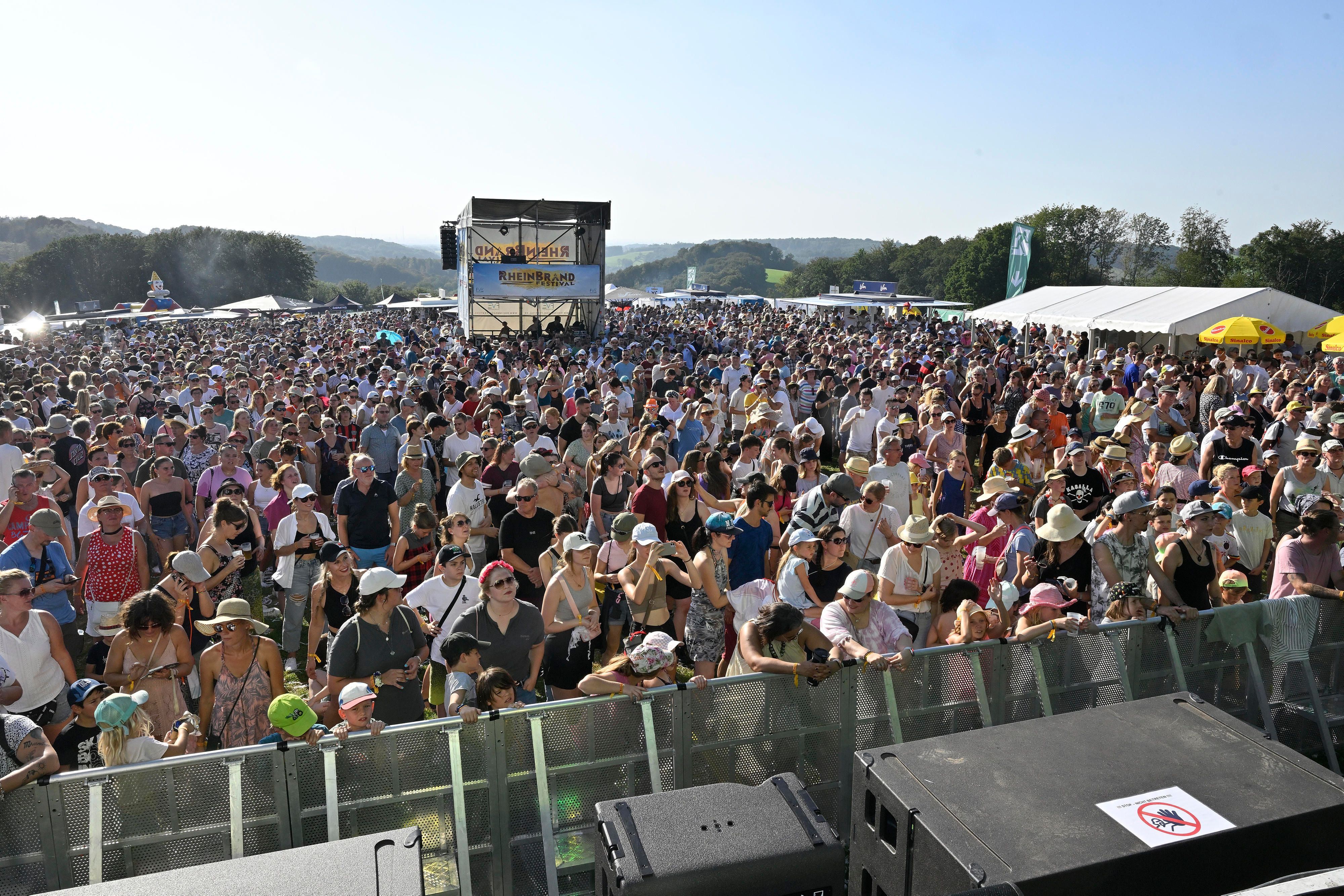 Von der Bühne aus sieht man über das Publikum zum Technikturm des Rheinbrand-Festivals in Odenthal-Eikamp 2023.