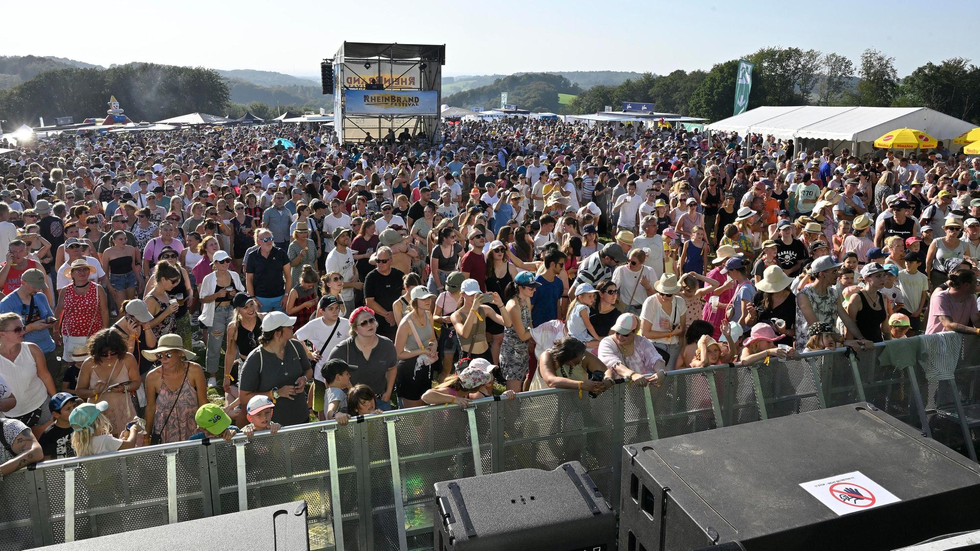 Von der Bühne aus sieht man über das Publikum zum Technikturm des Rheinbrand-Festivals in Odenthal-Eikamp 2023.