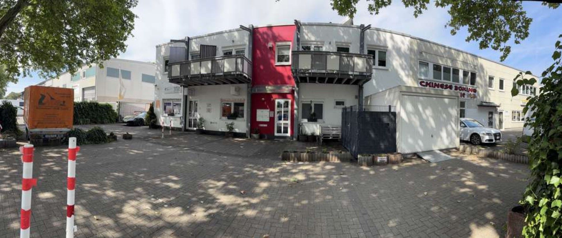 Ein zweistöckiges Gebäude ist zu sehen.