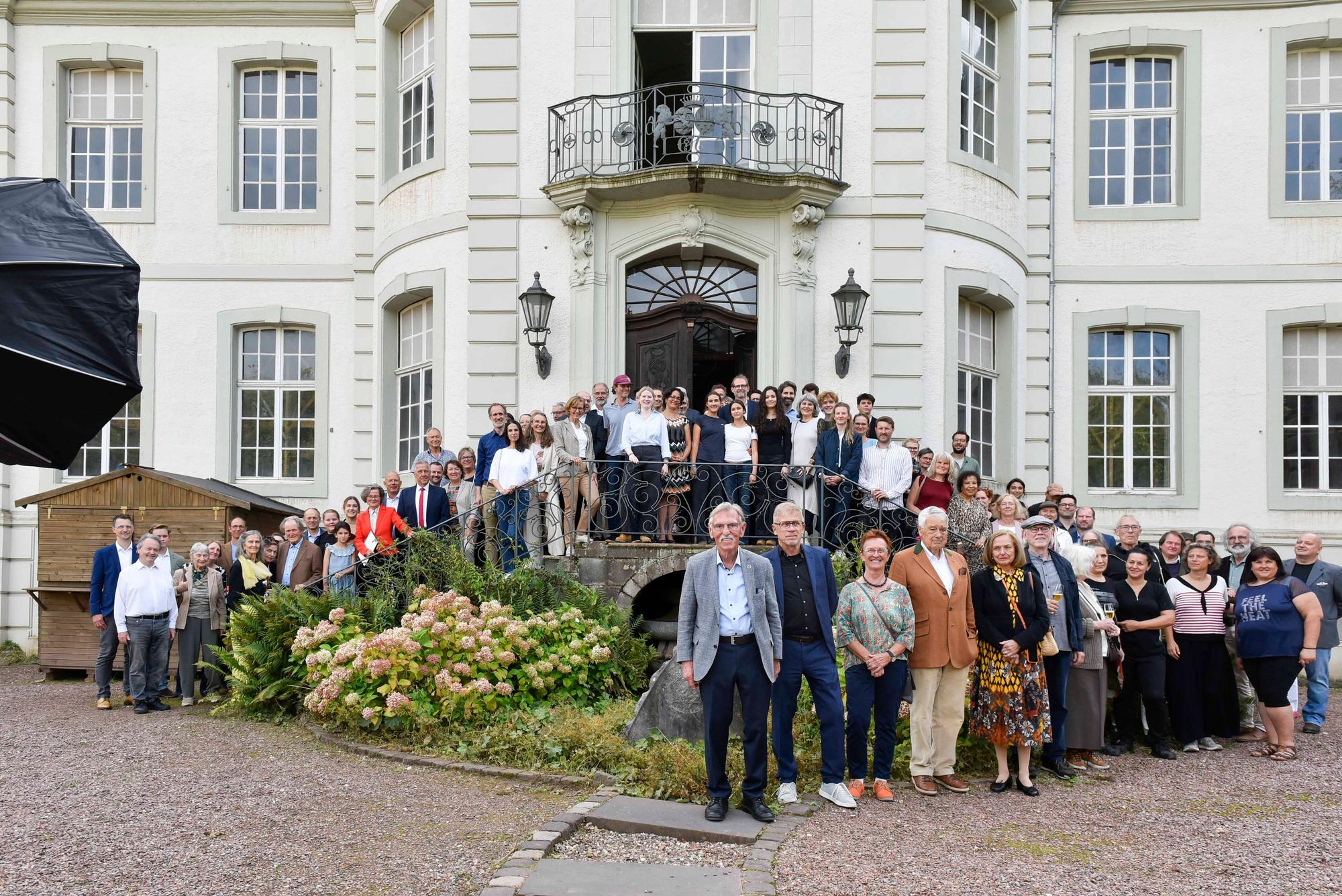 Zum Gruppenfoto auf der Freitreppe des Herrenhauses versammelten sich alle, die in vielen Jahren das Barockensemble Schloss Türnich gefördert haben.