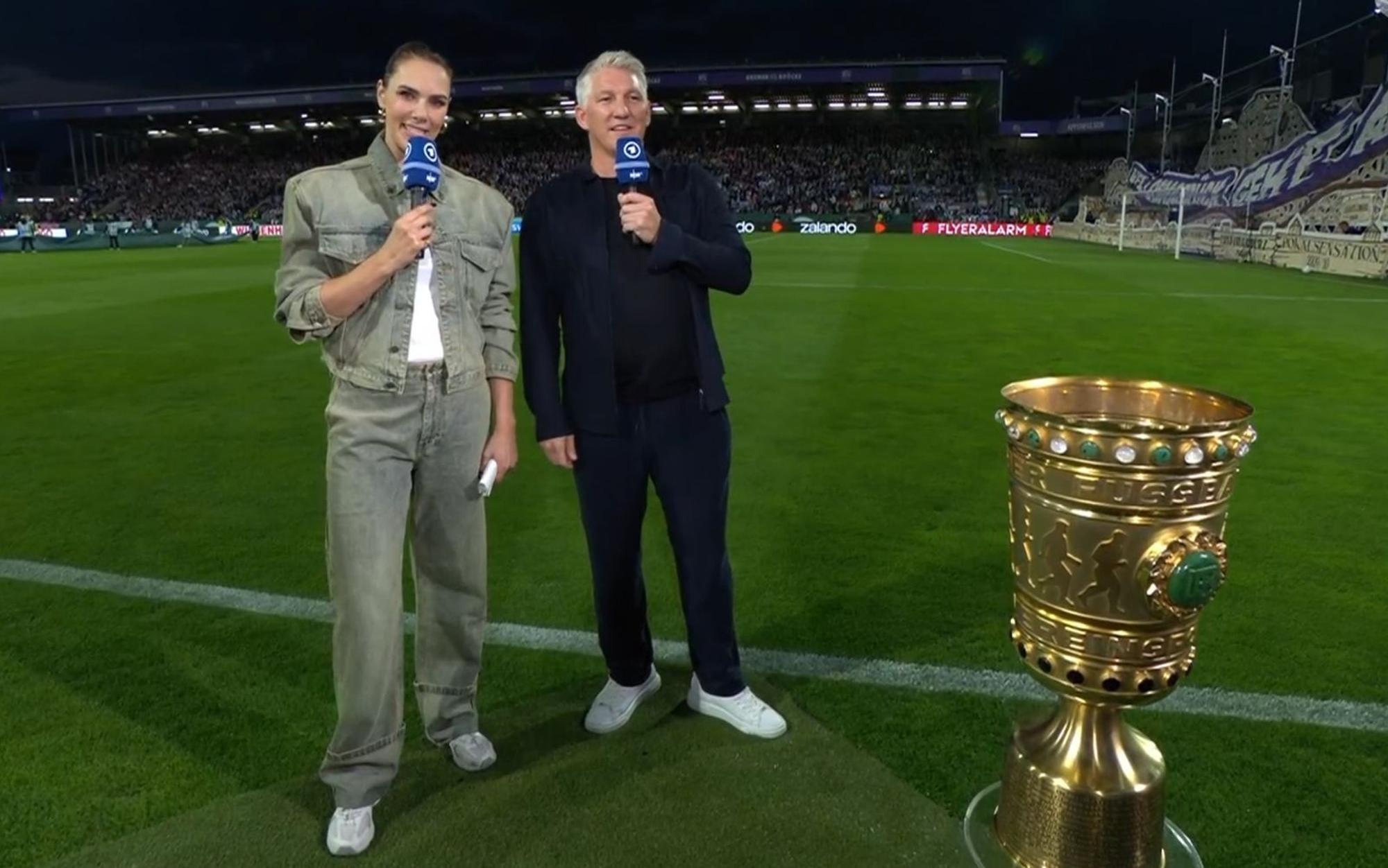 Esther Sewdlaczek und Bastian Schweinsteiger vereint an der Seitenlinie im Zeichen des DFB-Pokals. Vorher gab's ein läuferisches Missverständnis. (Bild: ARD)