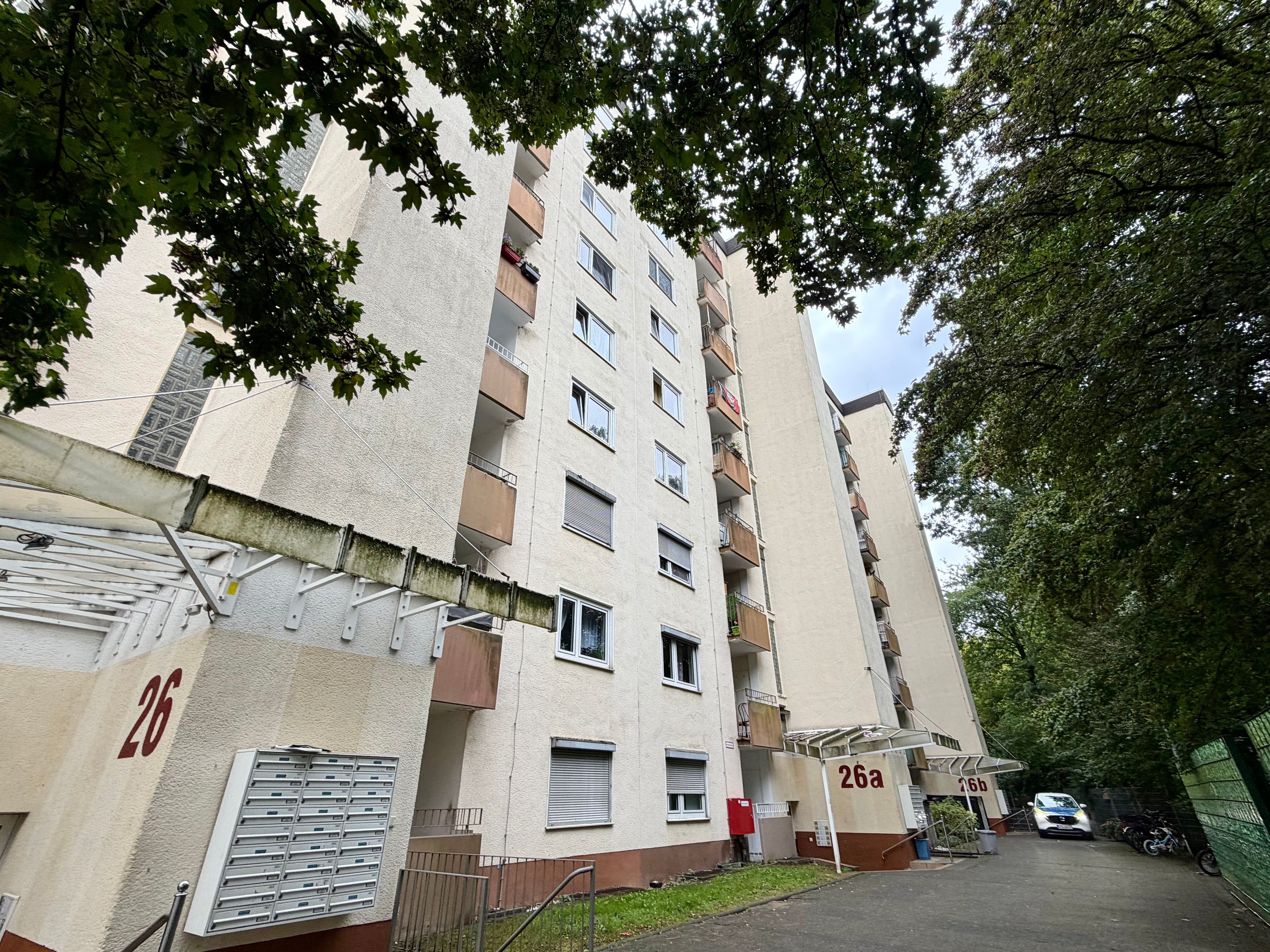 Der möglicherweise asbestbelastete Abfall vor dem Haus ist weg.