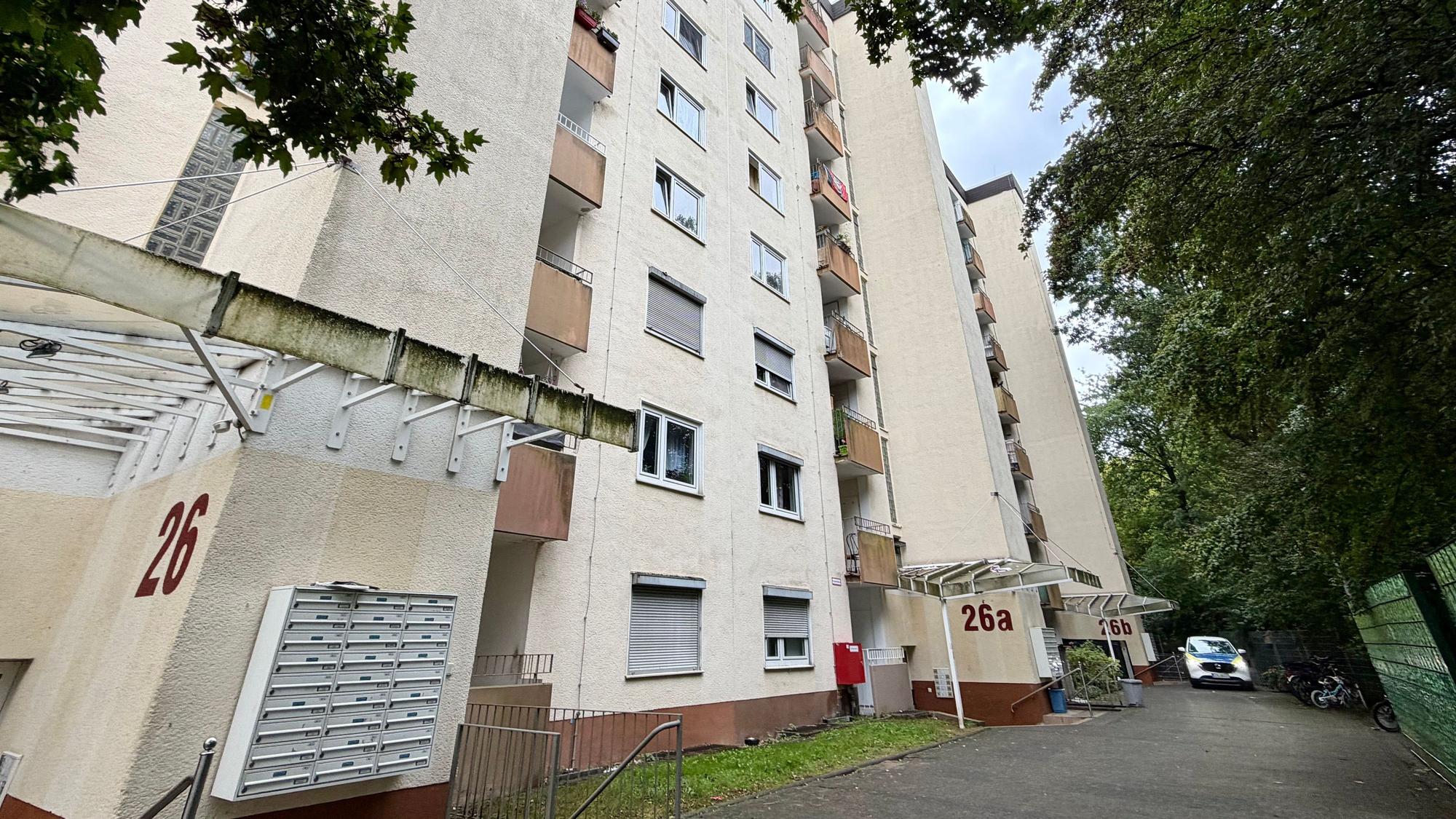 Der möglicherweise asbestbelastete Abfall vor dem Haus ist weg.
