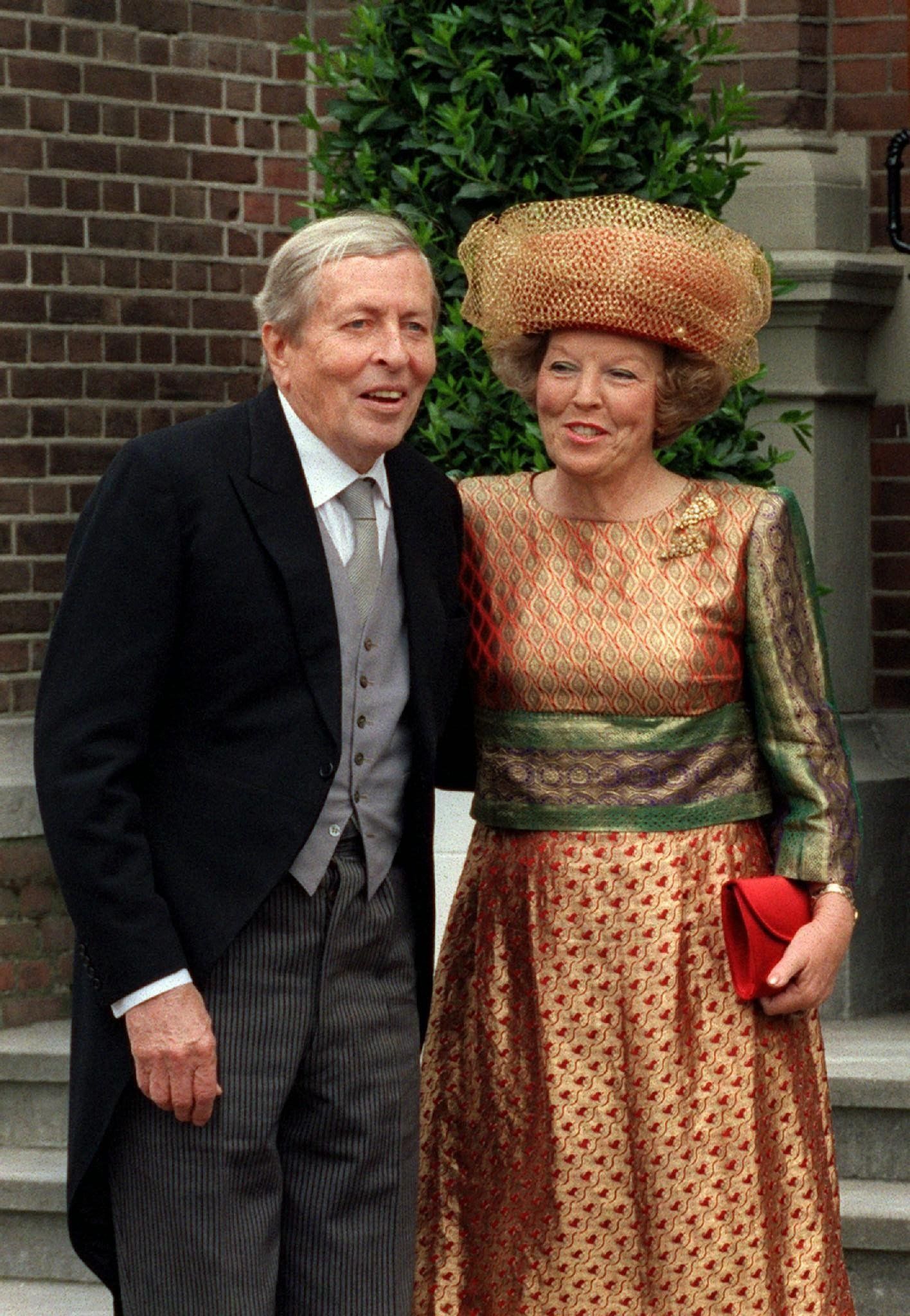 Königin Beatrix der Niederlande mit ihrem Mann, Prinz Claus, am 30.5.1998 vor der kirchlichen Trauung von Prinz Maurits, ihrem Neffen, und Marilene van den Broek am 30.5.1998 in Apeldoorn.