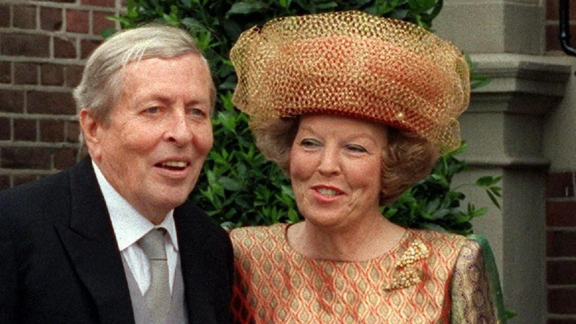 Königin Beatrix der Niederlande mit ihrem Mann, Prinz Claus, am 30.5.1998 vor der kirchlichen Trauung von Prinz Maurits, ihrem Neffen, und Marilene van den Broek am 30.5.1998 in Apeldoorn.