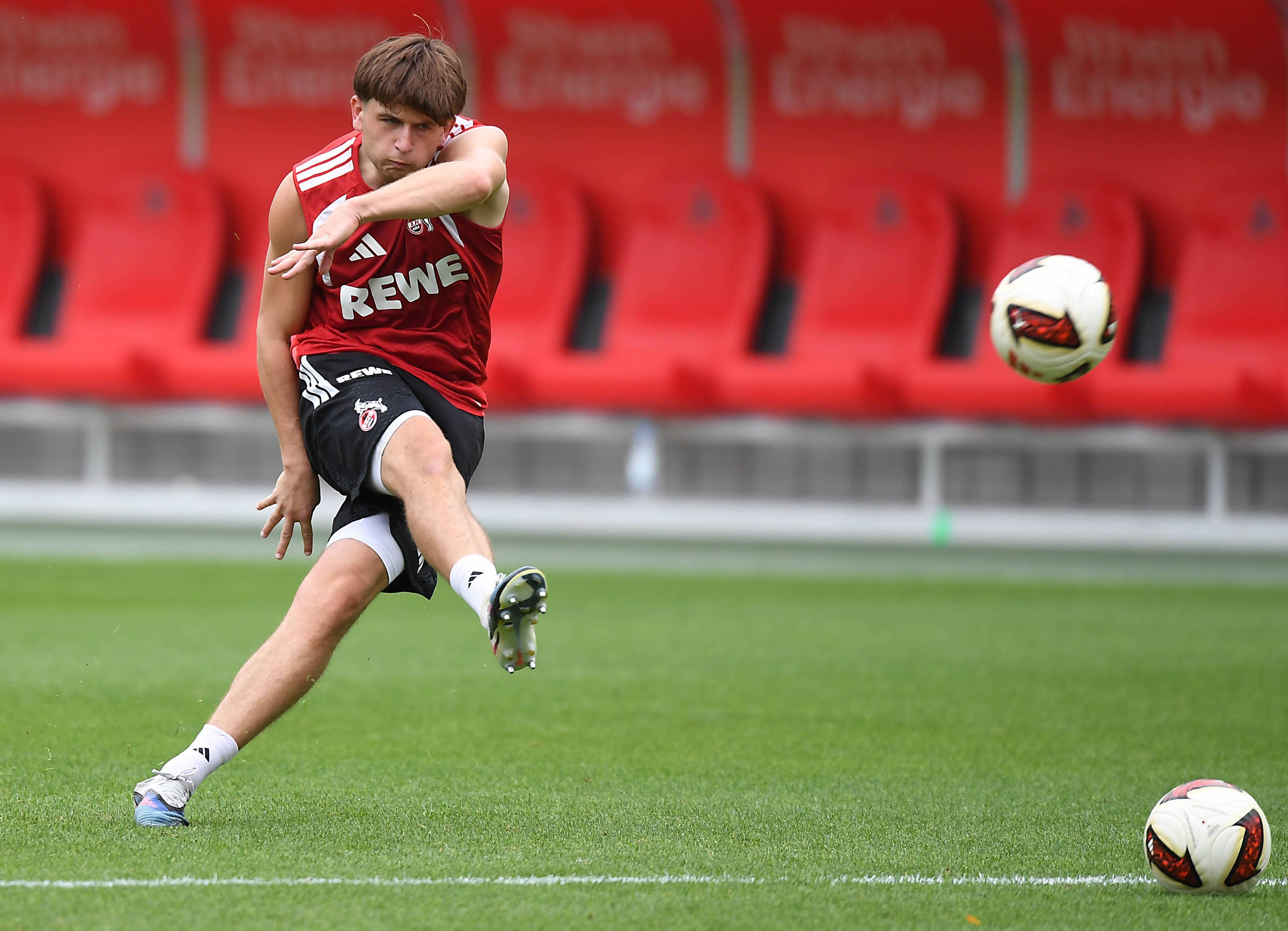 Mikey Moore am Donnerstag beim Abschlusstraining des 1. FC Köln im Franz-Kremer-Stadion