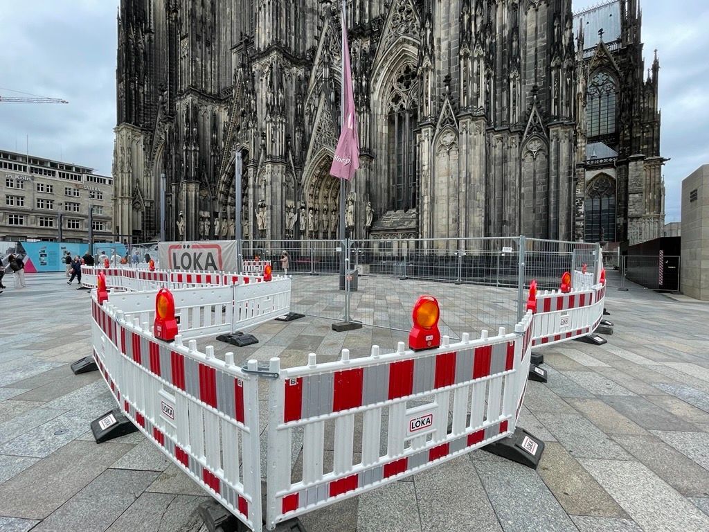 Baustellenabsperrungen stehen vor dem Kölner Dom. Die Tiefgarage unter dem Dom wird weiter auf Schäden untersucht.