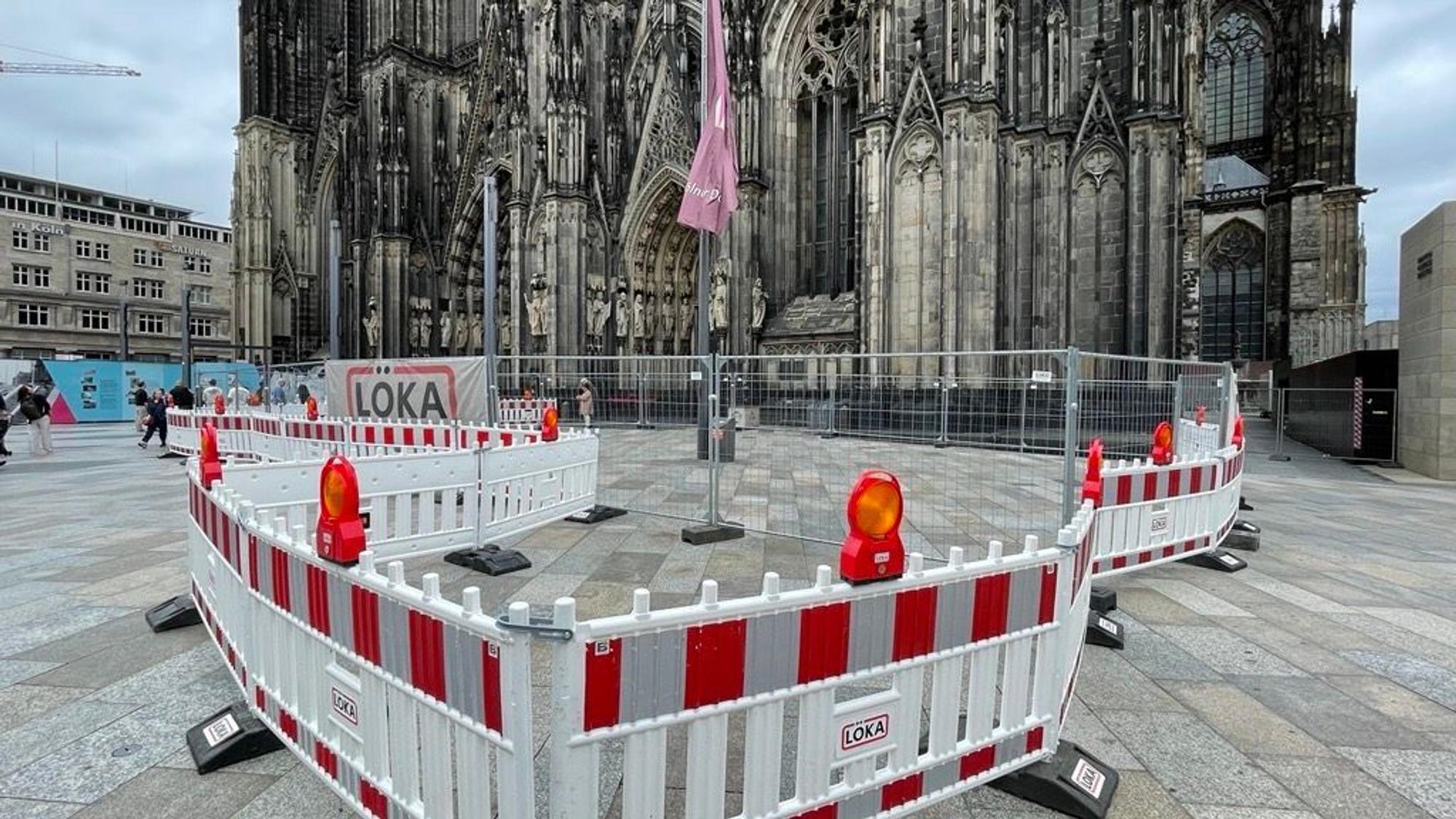 Baustellenabsperrungen stehen vor dem Kölner Dom. Die Tiefgarage unter dem Dom wird weiter auf Schäden untersucht.