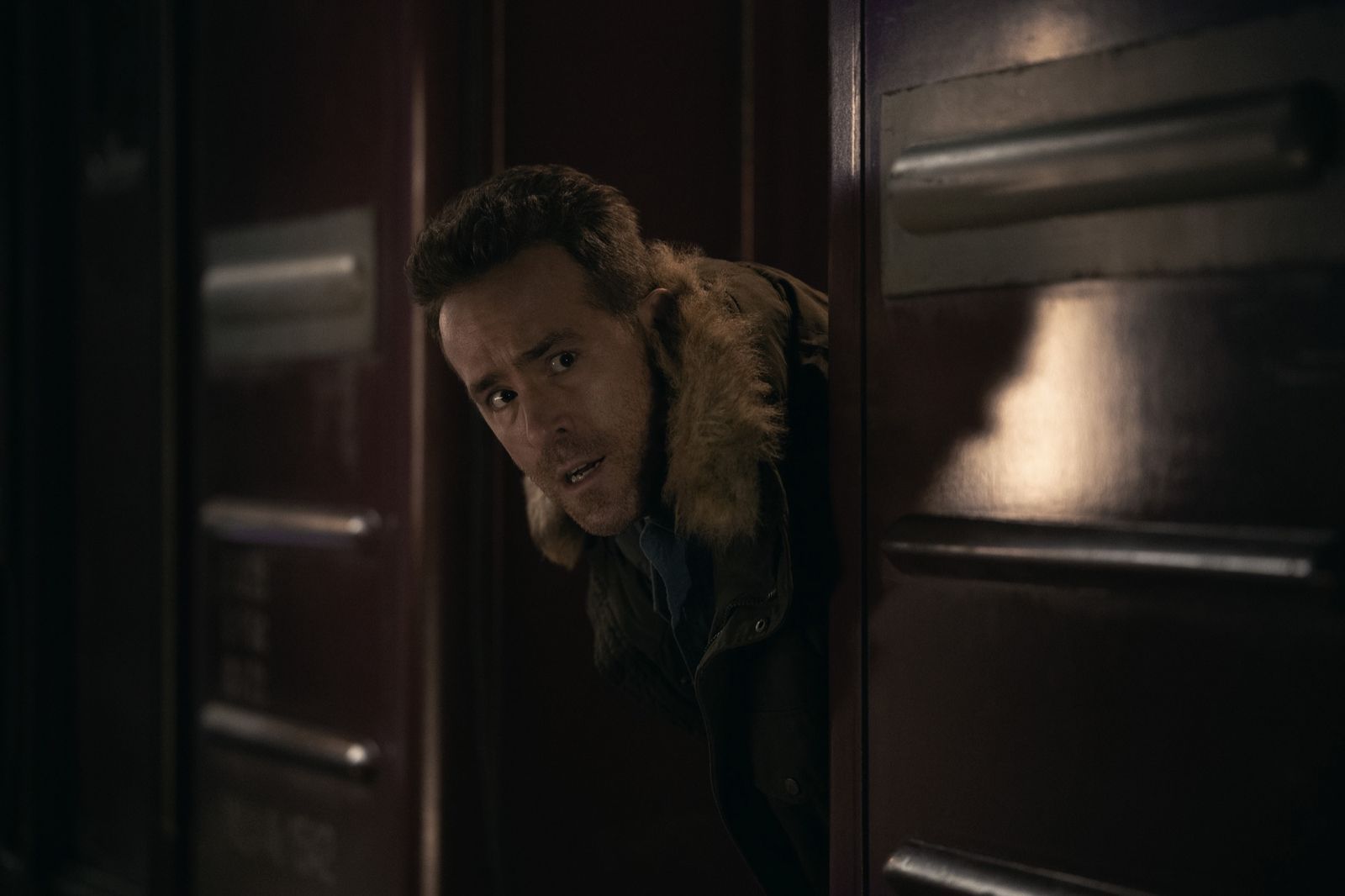Troy (Ryan Reynolds) traut dem Braten nicht: Sein russischer Retter ist schließlich ein erklärter Klassenfeind. (Bild: © Apple TV / Jan Thijs)