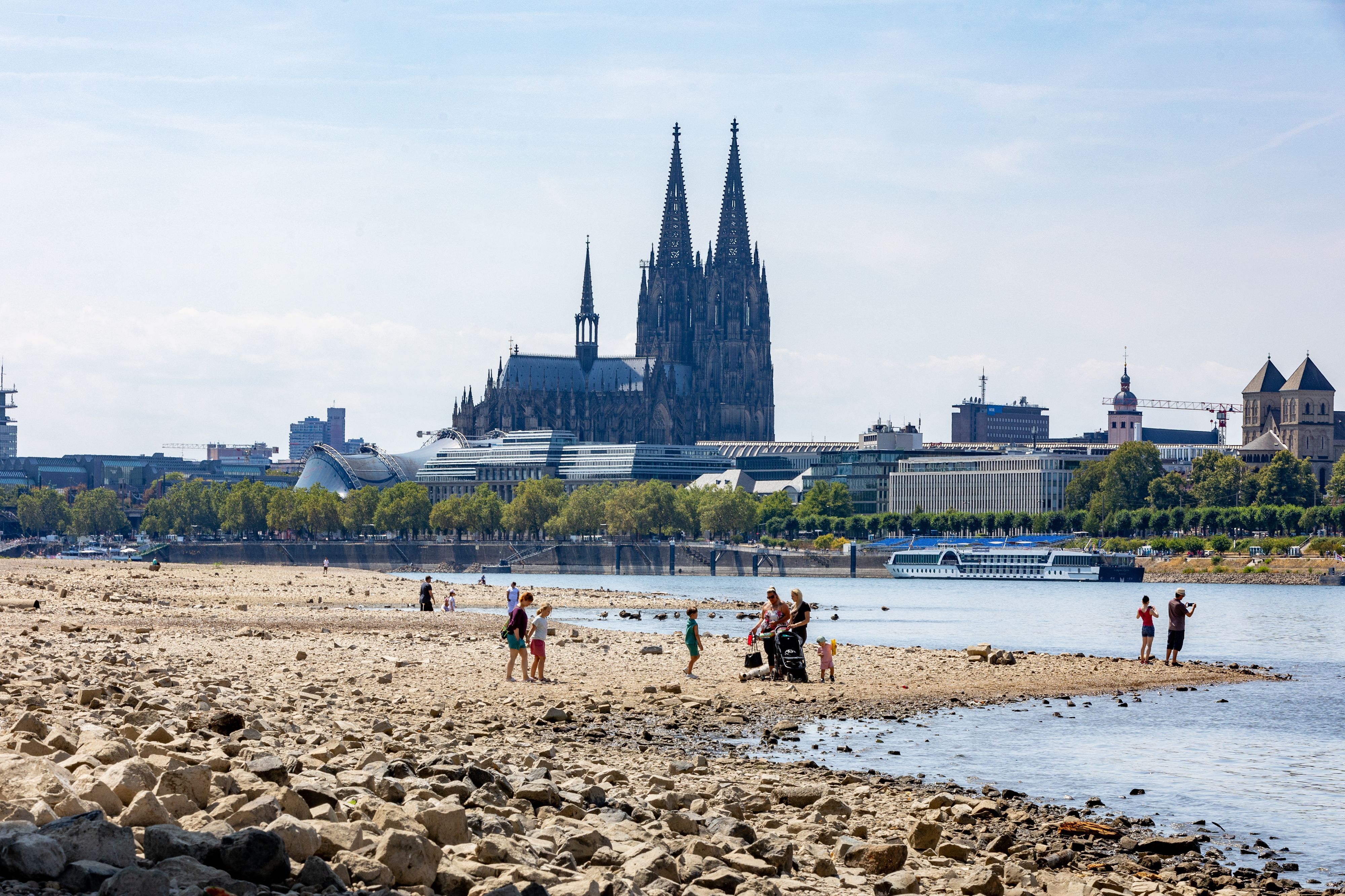 Blick auf den Rhein und den Kölner Dom.