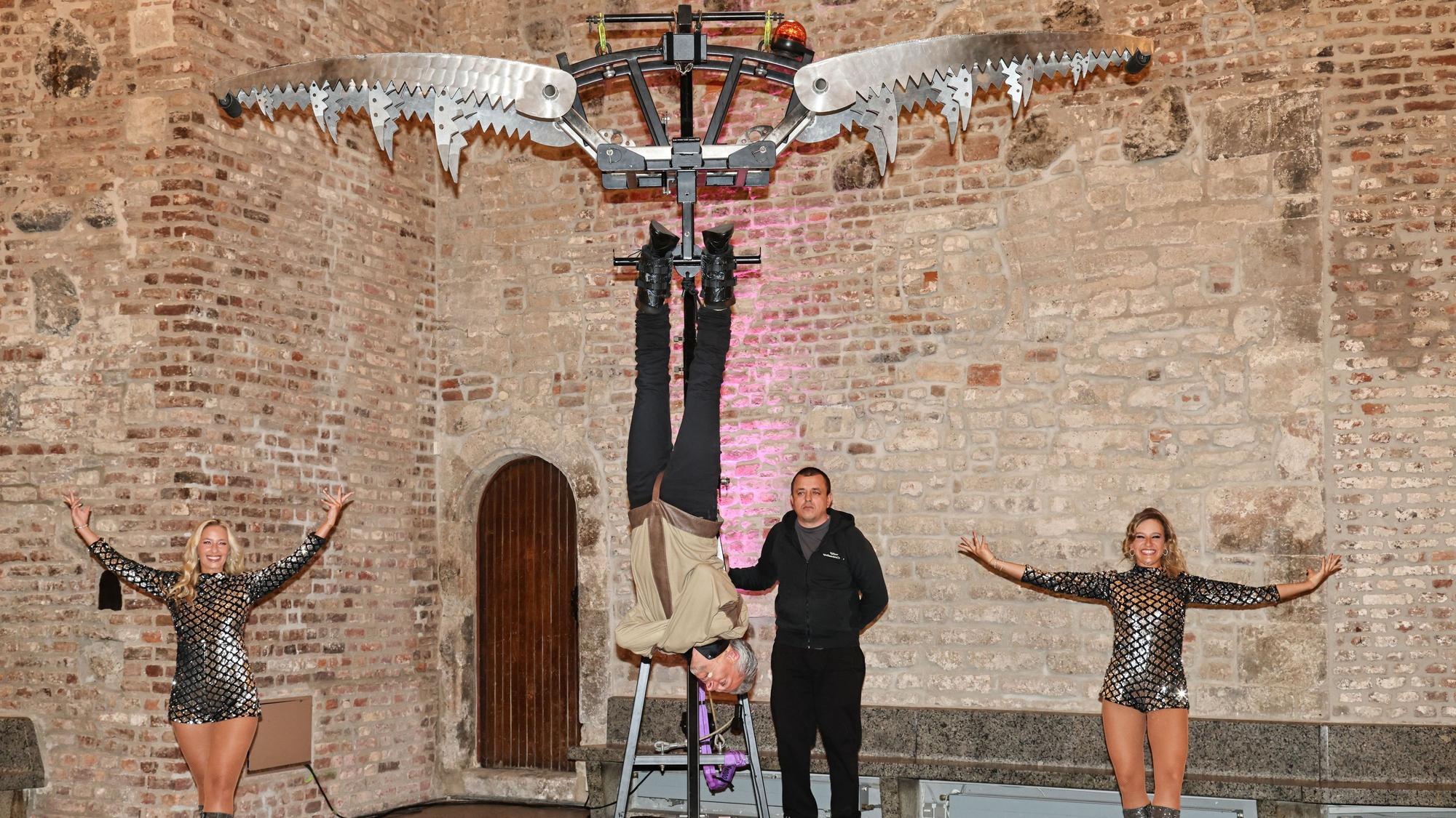 Illusionist Peter Valance führt seine Entfesselungsnummer vor.