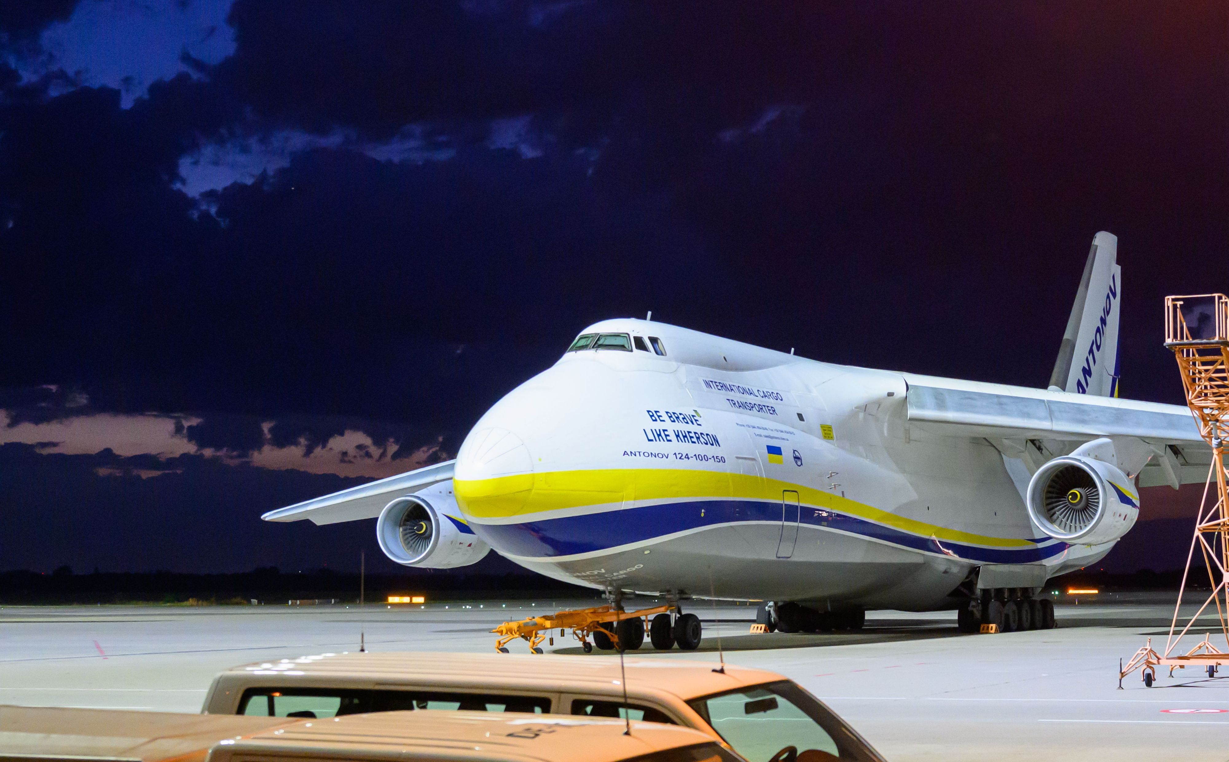 Eine ukrainische Frachtmaschine vom Typ Antonow AN-124 steht am 5. August auf dem Flughafen Leipzig/Halle.