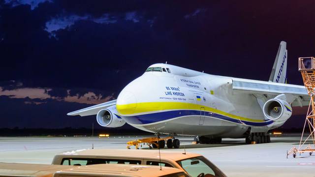 Eine ukrainische Frachtmaschine vom Typ Antonow AN-124 steht am 5. August auf dem Flughafen Leipzig/Halle.