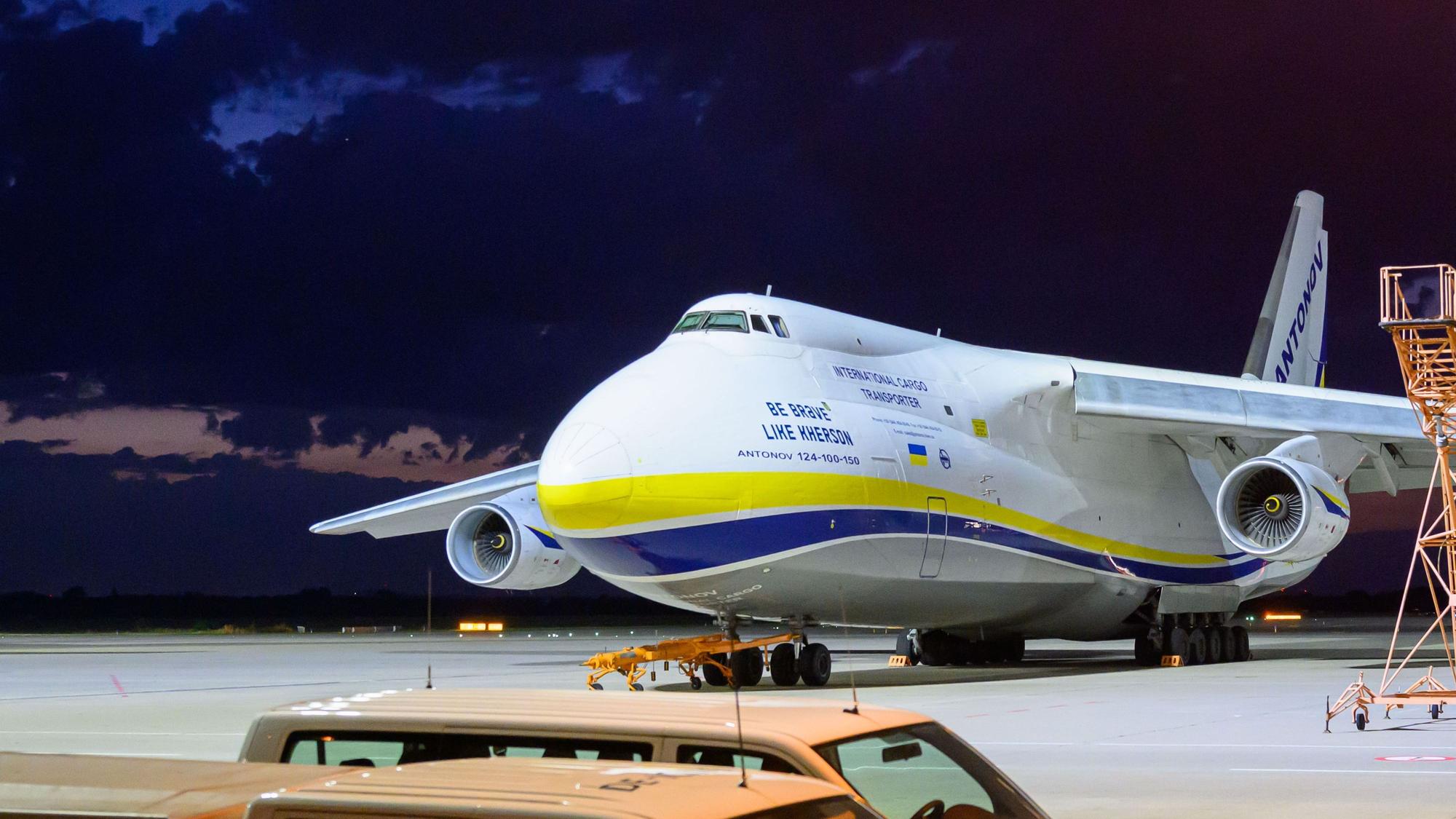 Eine ukrainische Frachtmaschine vom Typ Antonow AN-124 steht am 5. August auf dem Flughafen Leipzig/Halle.