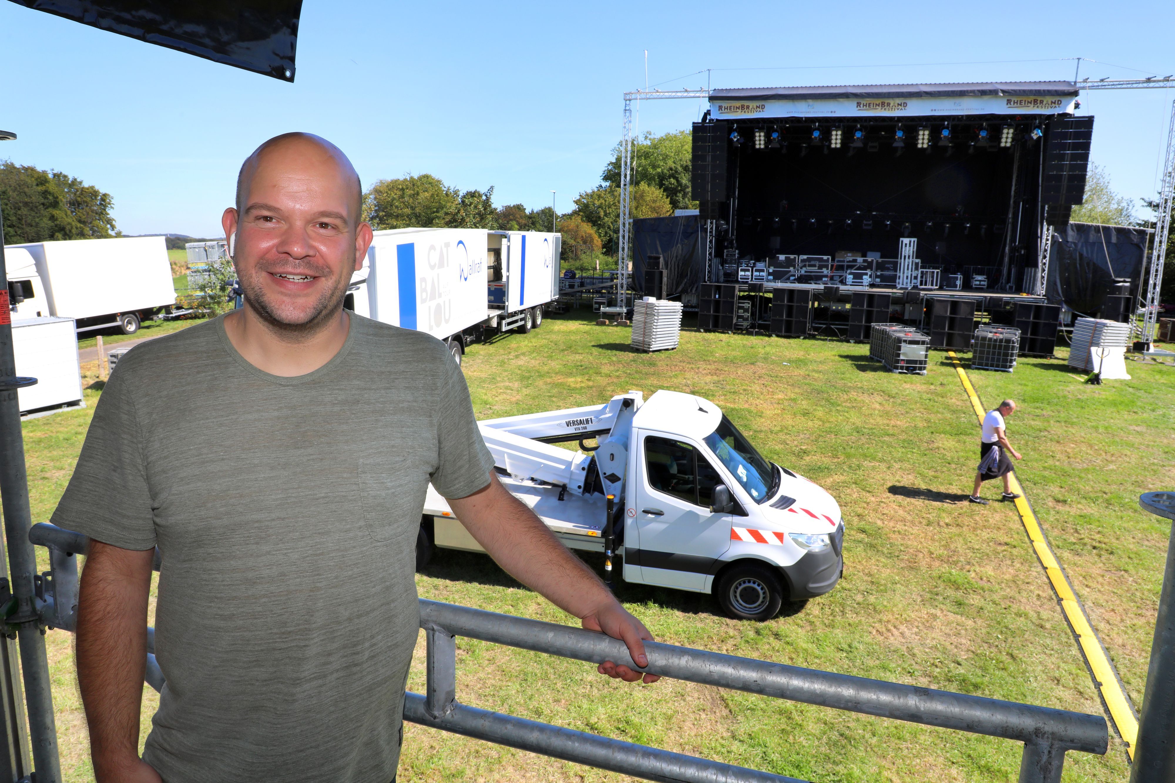 Musikmanager und Konzertorganisator Stefan Wolter steht auf der Technik-Bühne des Rheinbrand-Festivals 2023 in Odenthal-Eikamp.