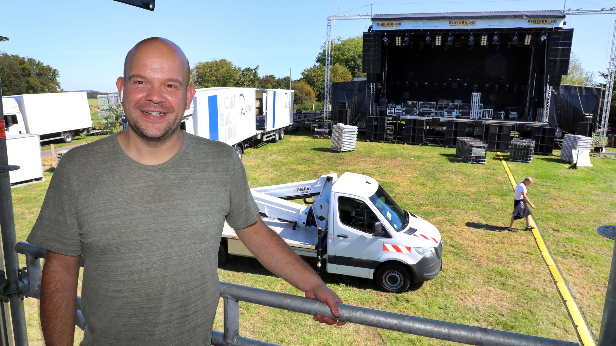 Musikmanager und Konzertorganisator Stefan Wolter steht auf der Technik-Bühne des Rheinbrand-Festivals 2023 in Odenthal-Eikamp.