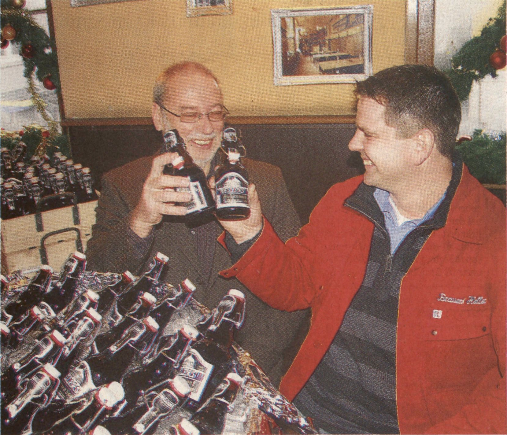 Der damalige Braumeister Gregor Schareck (r.) stößt mit dem 2010 verstorbenen Brauerei-Chef Hubert Heller an.