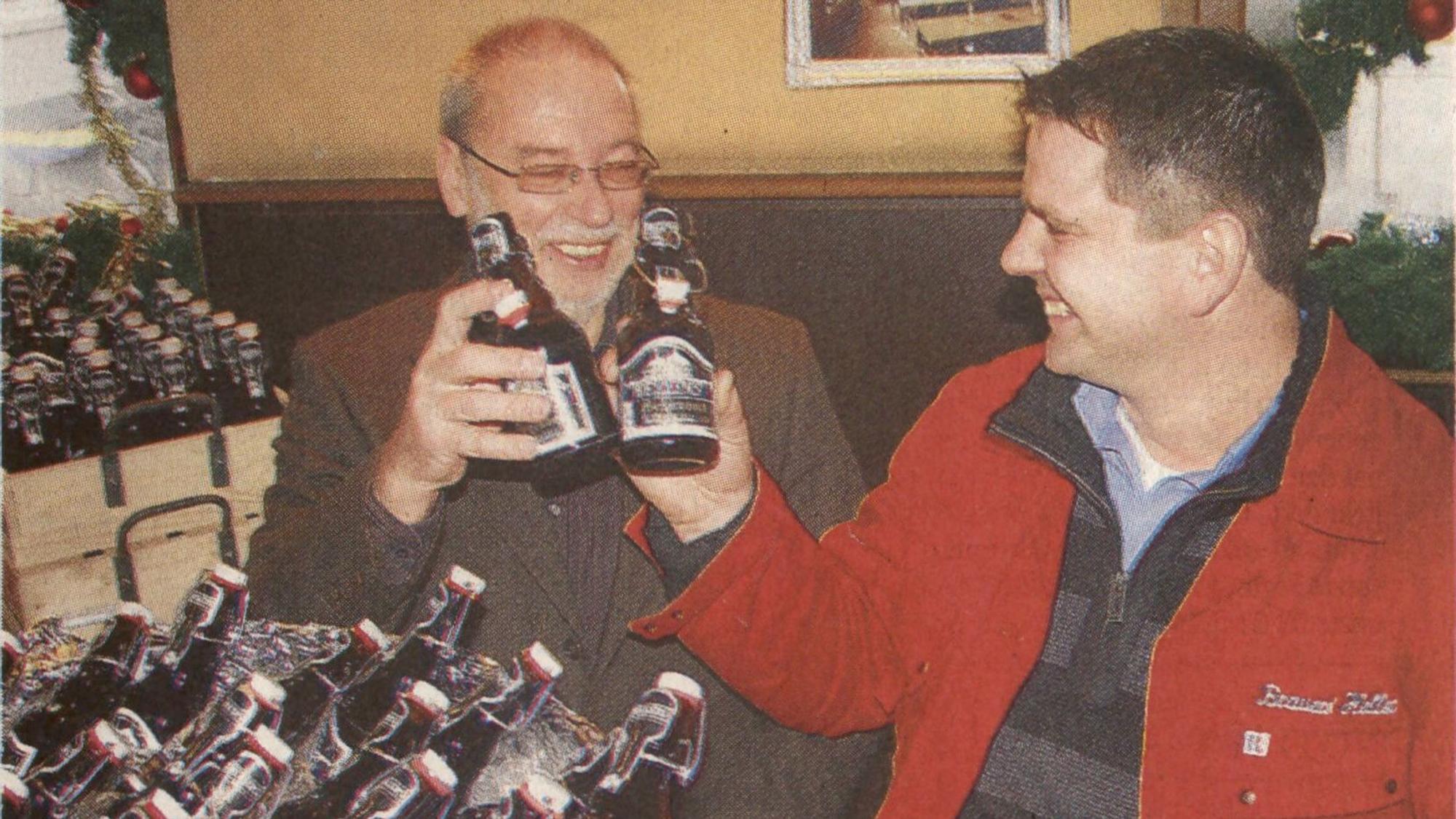 Der damalige Braumeister Gregor Schareck (r.) stößt mit dem 2010 verstorbenen Brauerei-Chef Hubert Heller an.