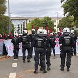 Demonstranten vom Antikriegs-Bündnis „Rheinmetall entwaffnen“ blockieren die Lüttich-Kaserne in Köln.