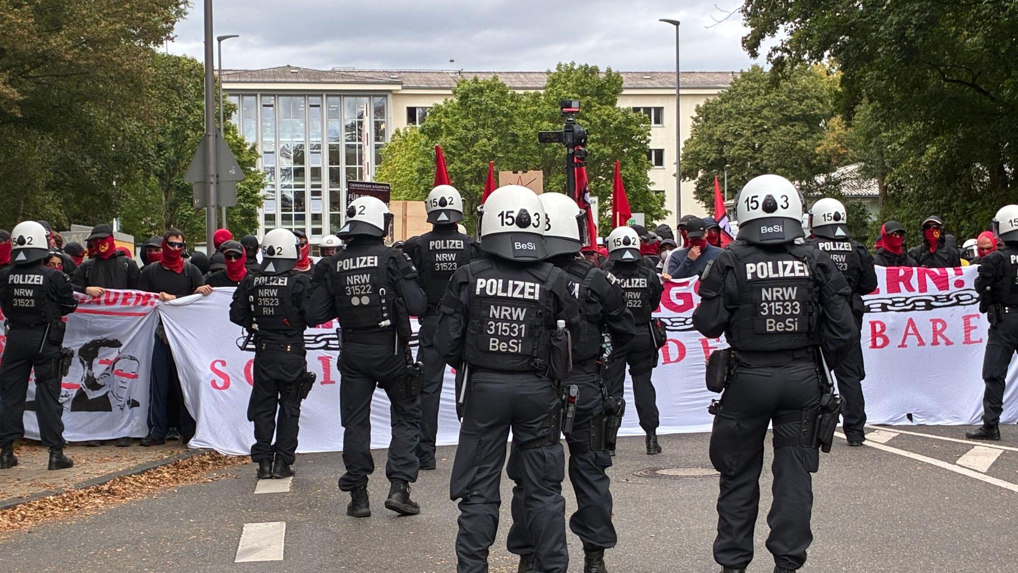 Demonstranten vom Antikriegs-Bündnis „Rheinmetall entwaffnen“ blockieren die Lüttich-Kaserne in Köln.