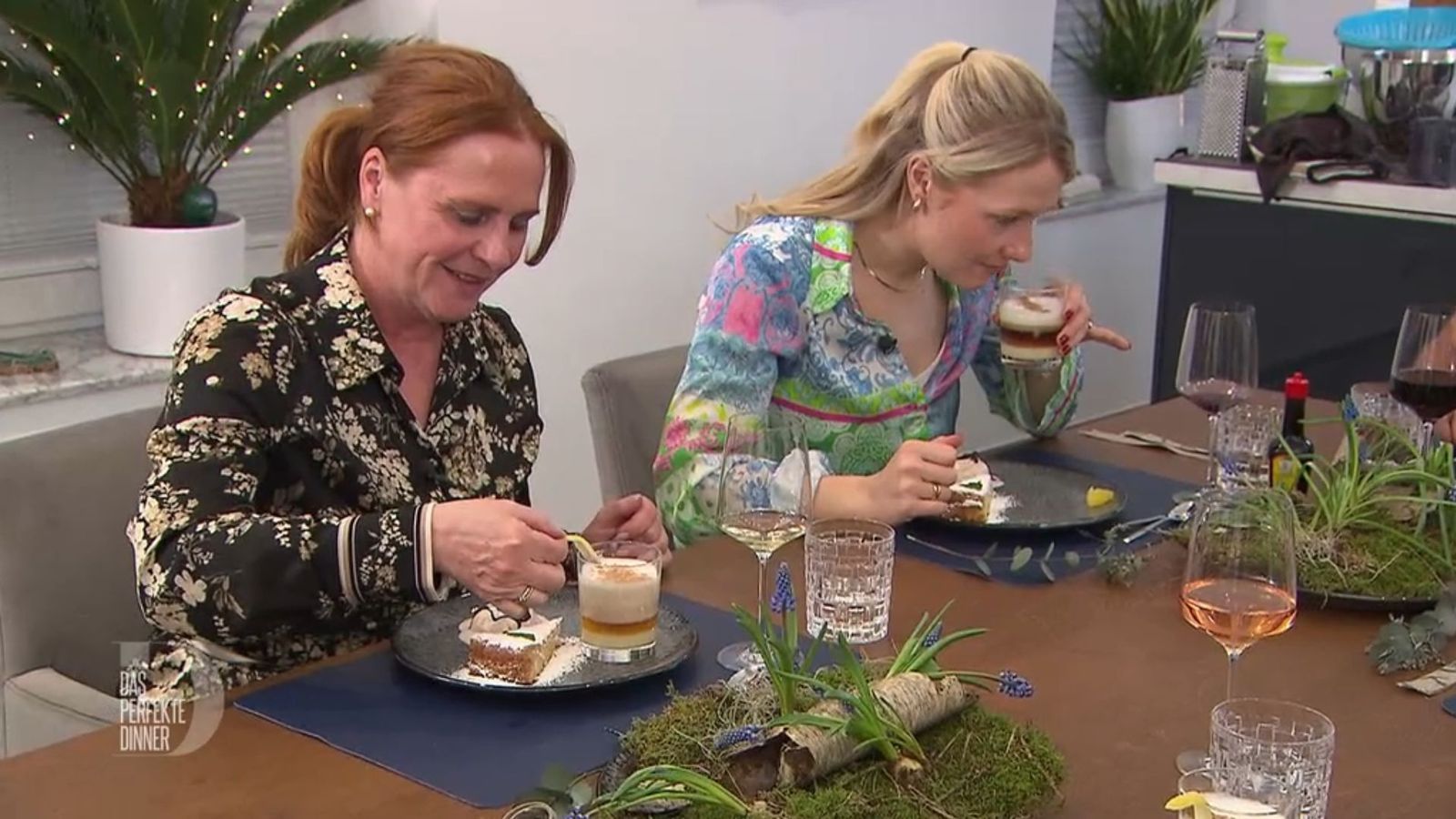 Auf den Barraquito freut sich Maike (links) schon den ganzen Tag. Auch Franzi schmeckt es.
 (Bild: RTL)