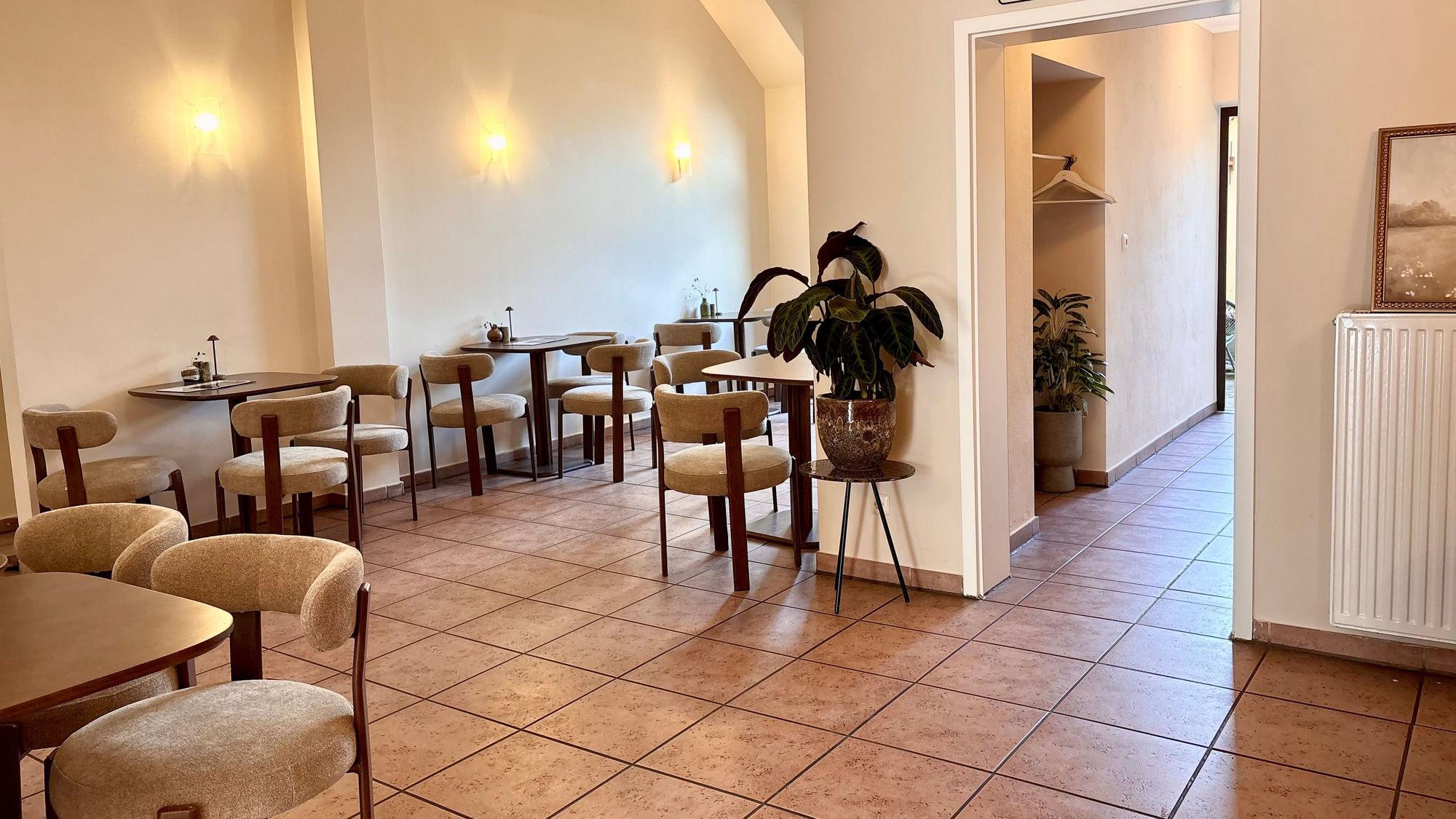 Der große Innenraum im Twisit Café.