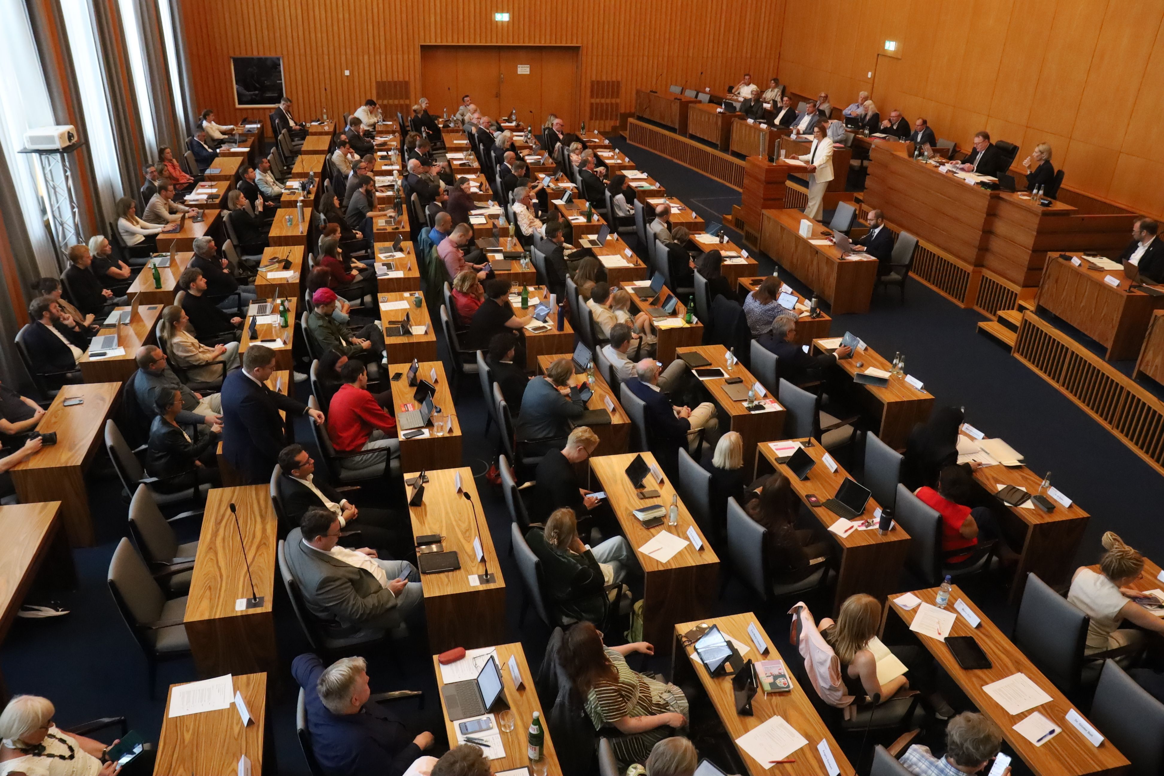 Bei der Ratssitzung legte die Kölner Stadtverwaltung dem Stadtrat ihren Haushaltsplanentwurf für die Jahre 2027/2028 vor.