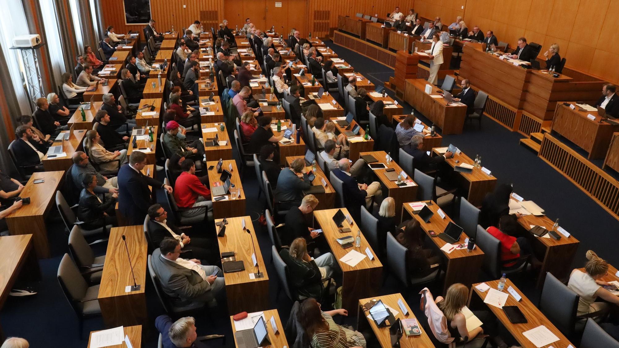 Bei der Ratssitzung legte die Kölner Stadtverwaltung dem Stadtrat ihren Haushaltsplanentwurf für die Jahre 2027/2028 vor.