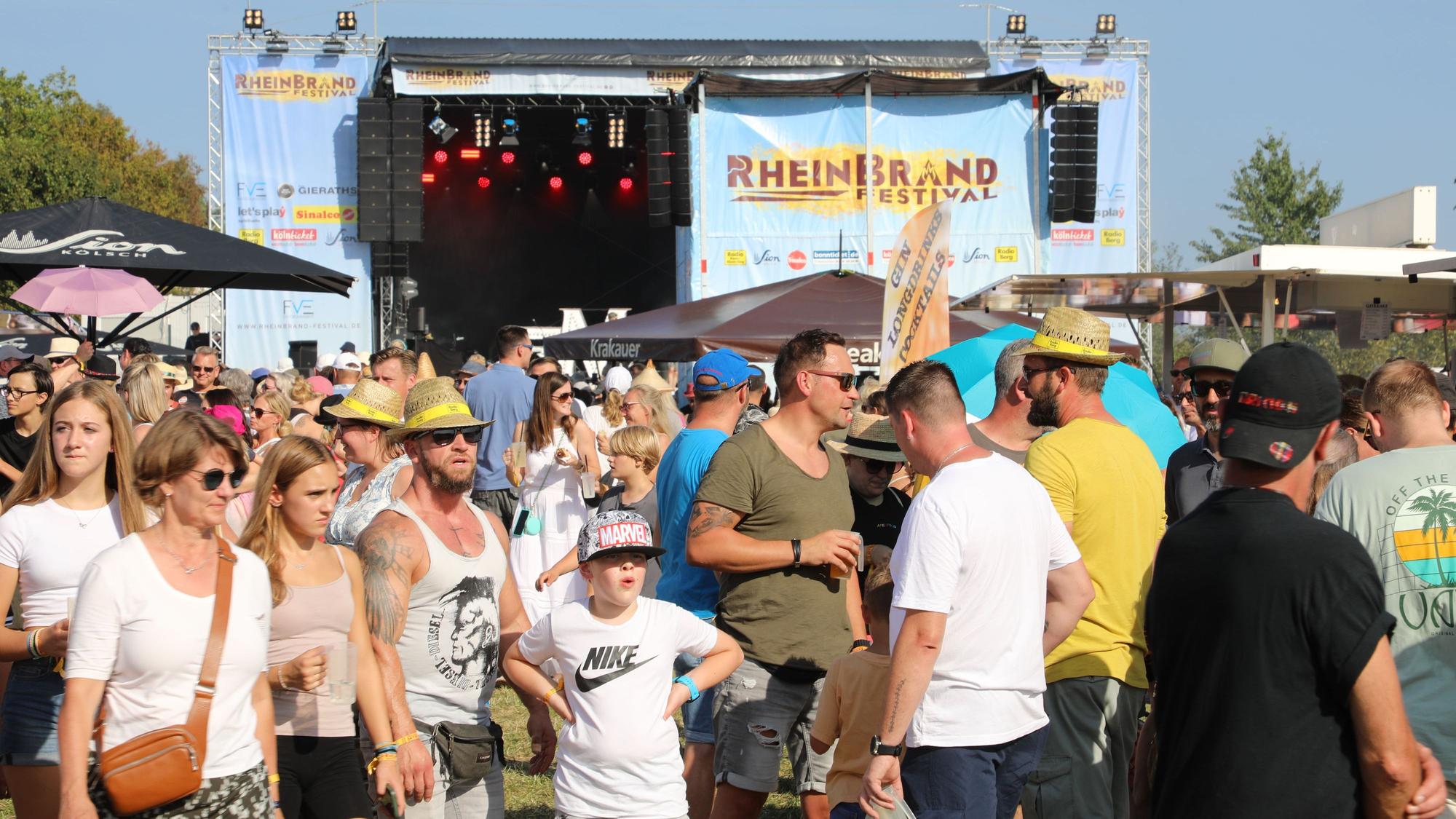 Blick auf Publikum und Bühne des Rheinbrand-Festivals 2023 in Odenthal-Eikamp.