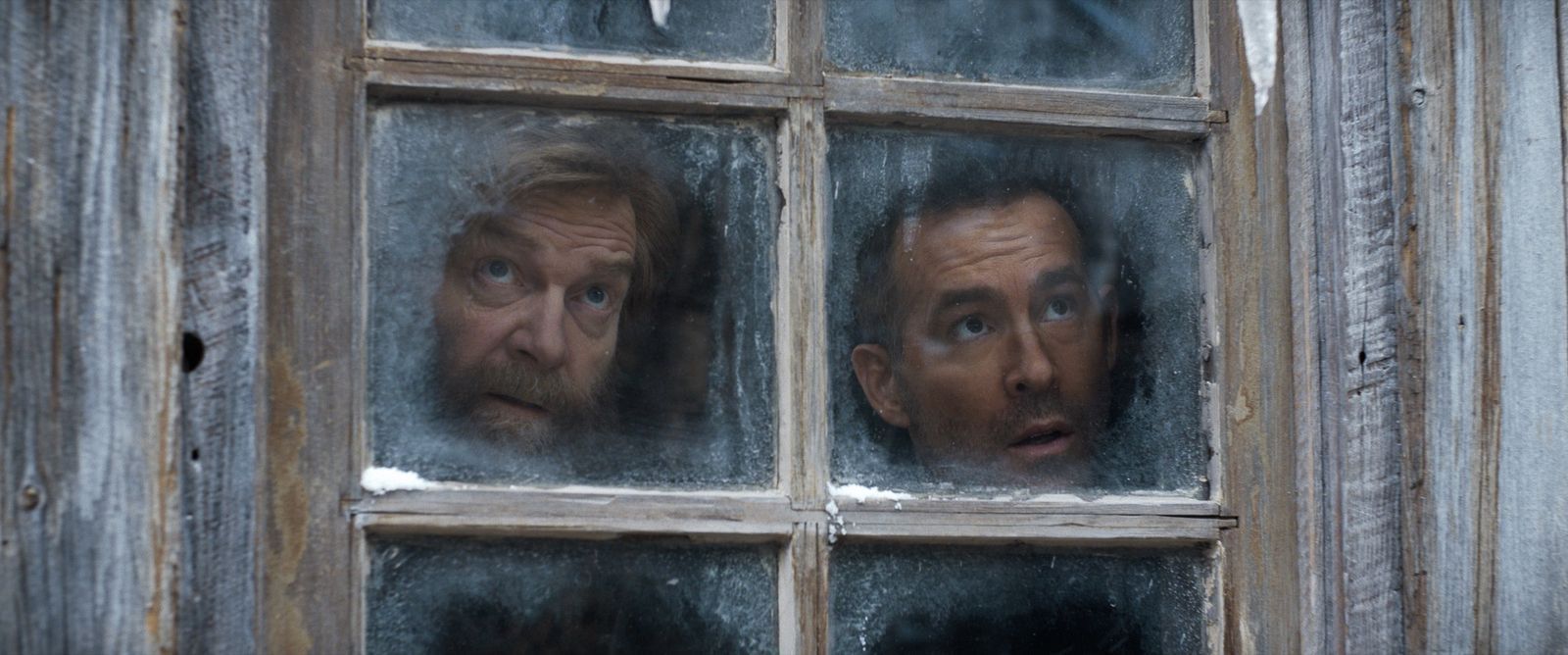 Ex-KGB-Agent Nikolai (Kenneth Branagh, links) hilft dem US-Piloten Troy (Ryan Reynolds), im sibirischen Winter zu überleben. (Bild: © Apple TV)