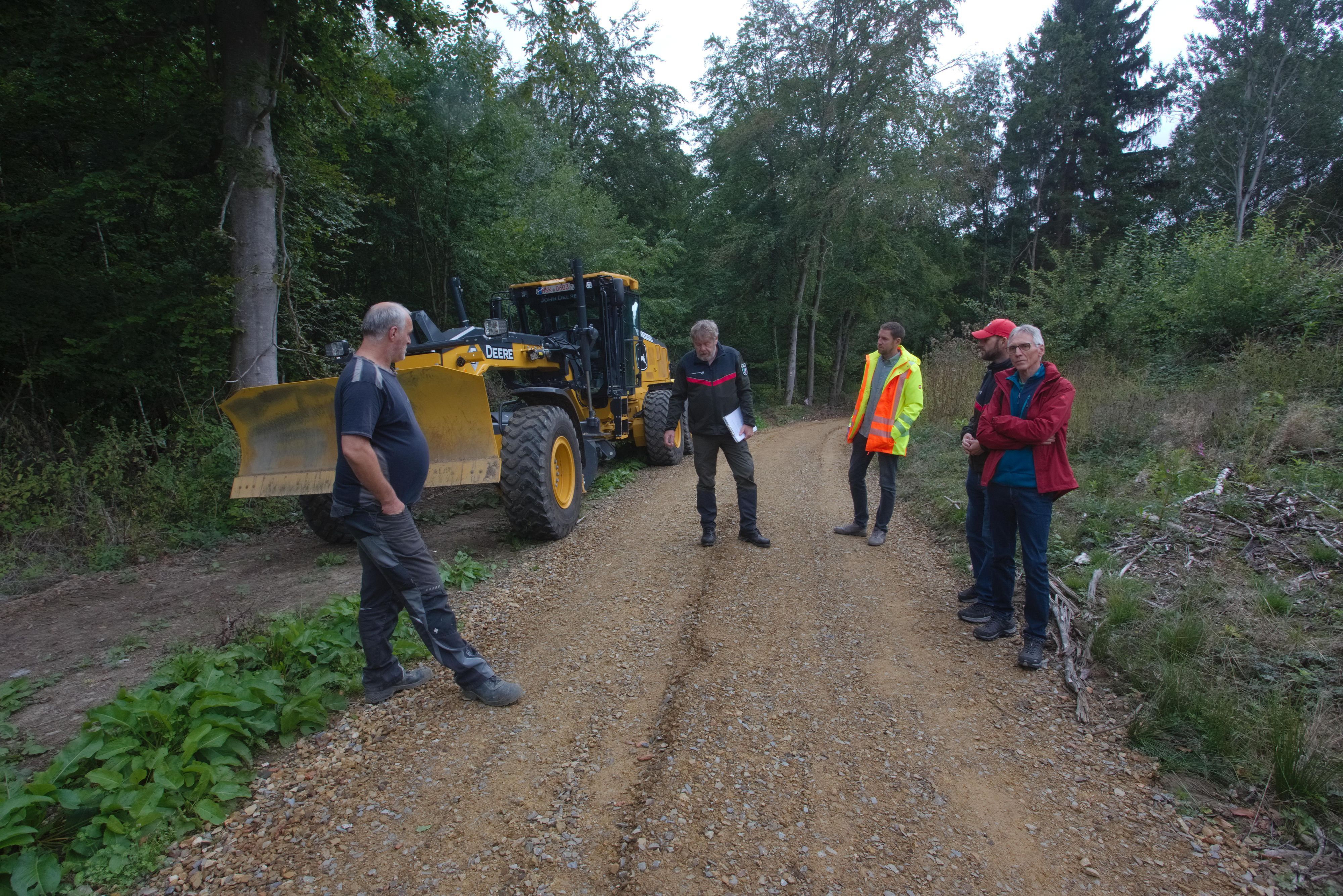 Das Foto zeigt einen Ortstermin im Ölsbachtal mit (von links) Matthias Stöwer (Firma Feldhaus), Revierförster Malte Haase, Jan Foerster (Gemeinde Nümbrecht), Tobias Krekel (Regionalforstamt) und Karlo Schmitz (Forstbetriebsgemeinschaft Nümbrecht).