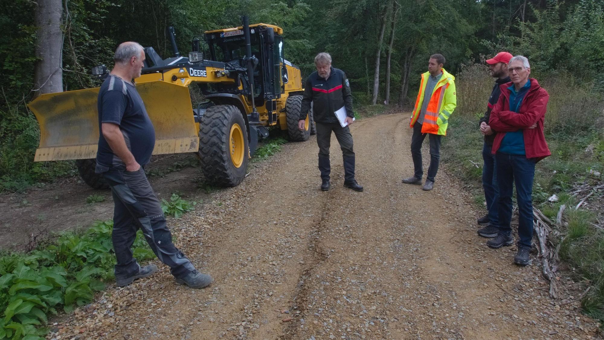Das Foto zeigt einen Ortstermin im Ölsbachtal mit (von links) Matthias Stöwer (Firma Feldhaus), Revierförster Malte Haase, Jan Foerster (Gemeinde Nümbrecht), Tobias Krekel (Regionalforstamt) und Karlo Schmitz (Forstbetriebsgemeinschaft Nümbrecht).