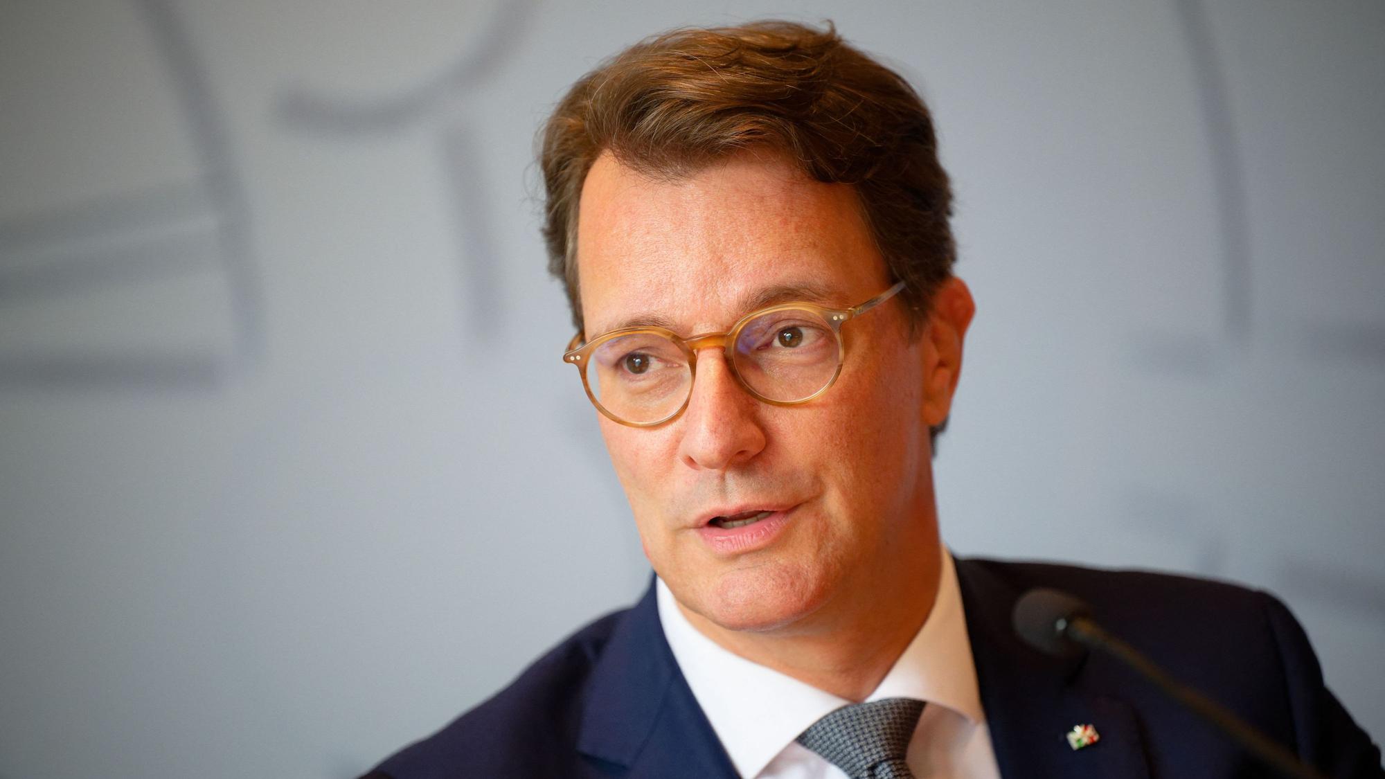 Hendrik Wüst (CDU), Ministerpräsident von Nordrhein-Westfalen, spricht bei einer Pressekonferenz zur Landespolitik. (Archivbild)