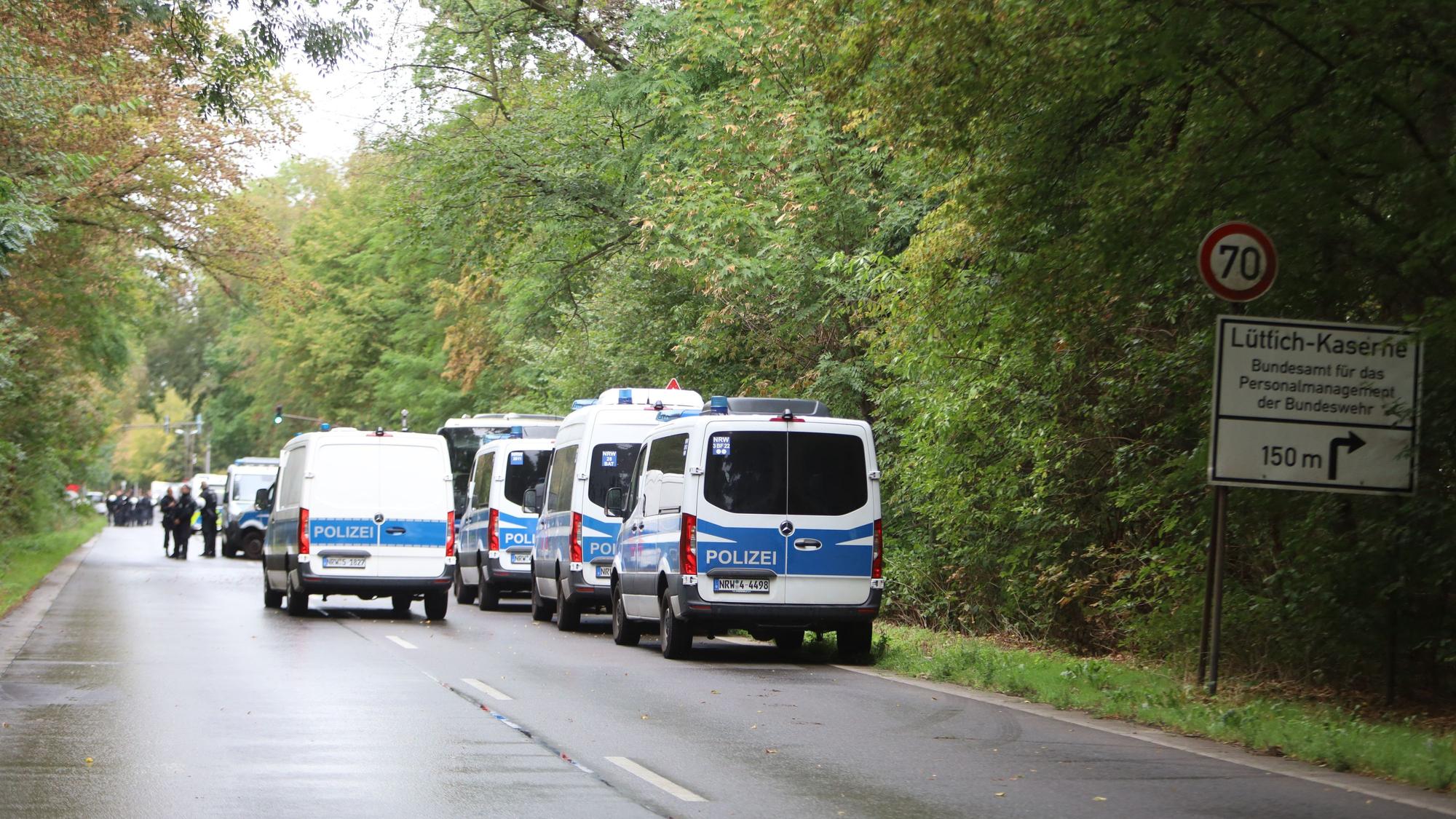 Der Militärring in Longerich ist seit etwa 9 Uhr am Donnerstag wegen einer Blockadeaktion von „Rheinmetall entwaffnen“ an der Lüttich-Kaserne gesperrt.