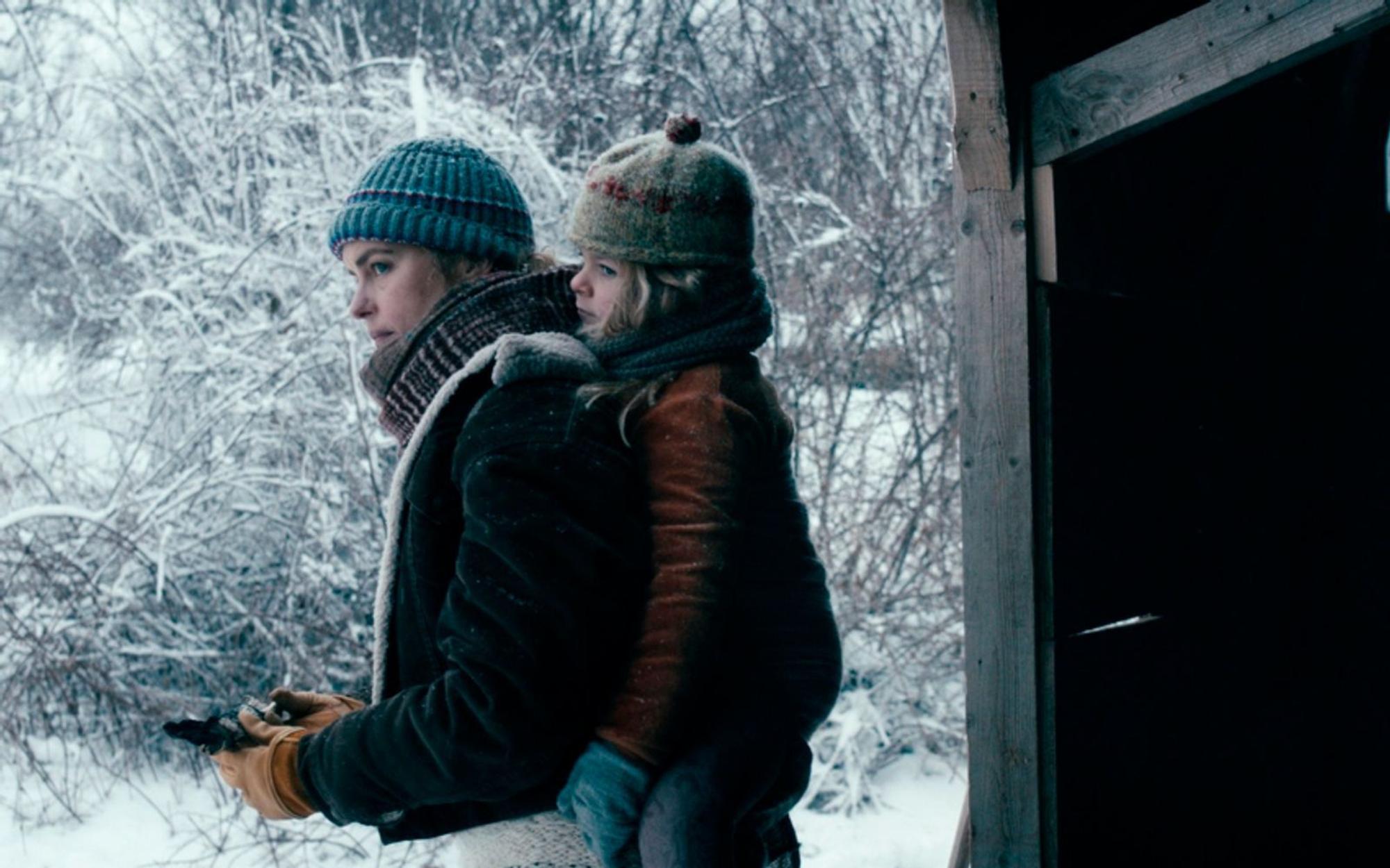 Wiebke (Nina Hoss, links) adoptiert die kleine Raya (Katerina Lipovska). Doch das Zusammenleben gestaltet sich schwieriger als gedacht. Trotz Rayas Wut- und Gewaltausbrüchen versucht die verzweifelte Mutter eine Verbindung zu dem Mädchen aufzubauen. (Bild: Bild: SWR/Moritz Schultheiß)