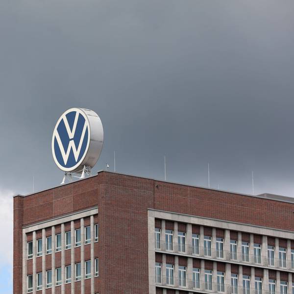 VW-Logo auf dem Werk in Wolfsburg.