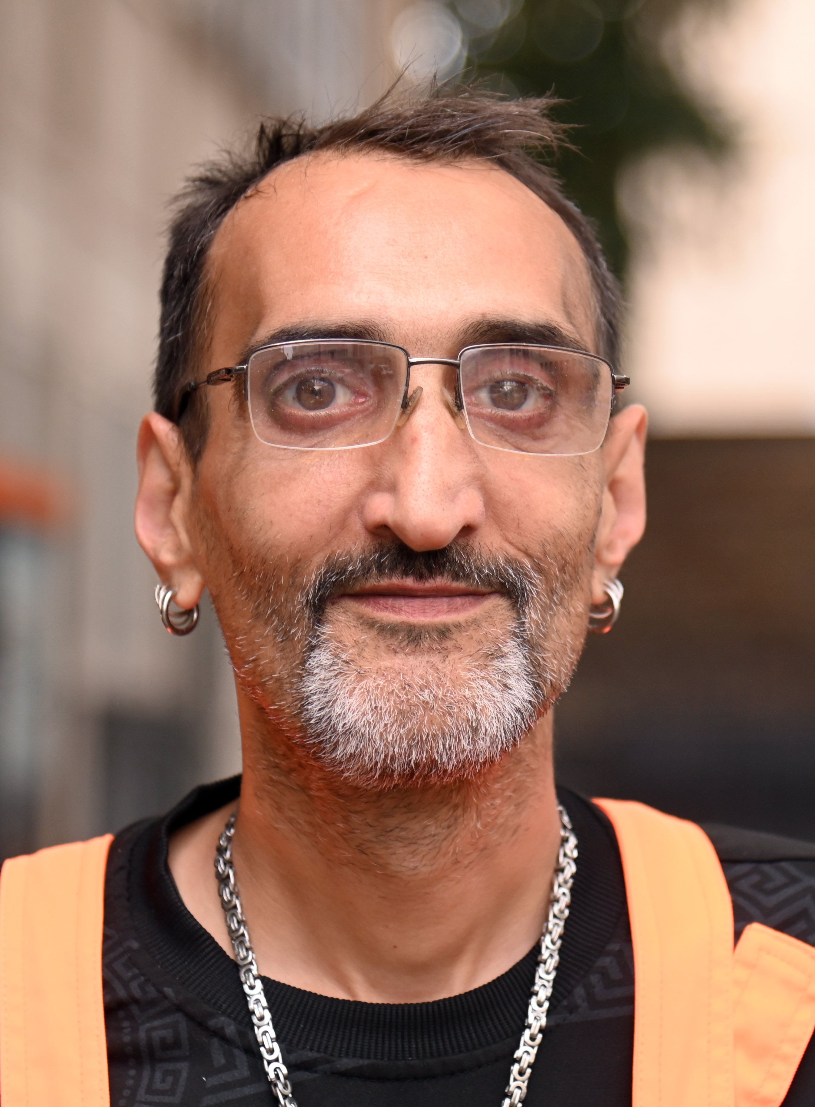 Seit sechs Jahren hält er Kölner Plätze sauber: der „Kölner Feger“ Mario (52).