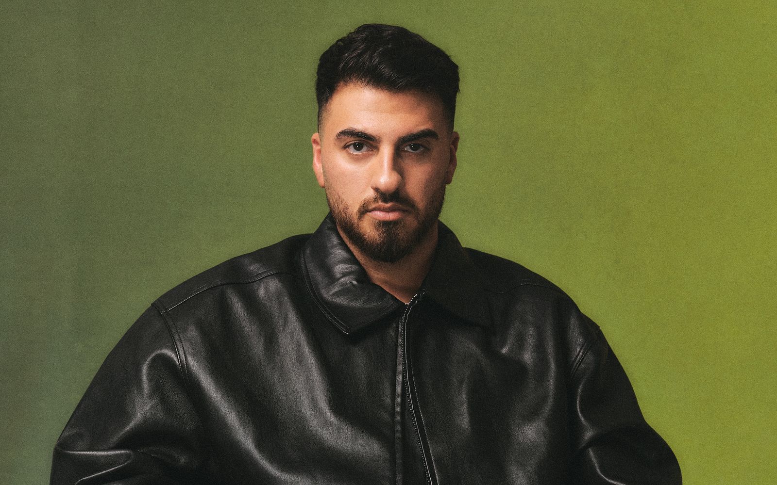 Tahsim Durgun studierte Germanistik und Geschichte auf Lehramt, als er mit einem Video über Kommaregeln viral ging. Seither thematisiert er auf seinen Accounts die deutsche Sprache, aber auch die kurdische Kultur. (Bild: Lina Tesch)