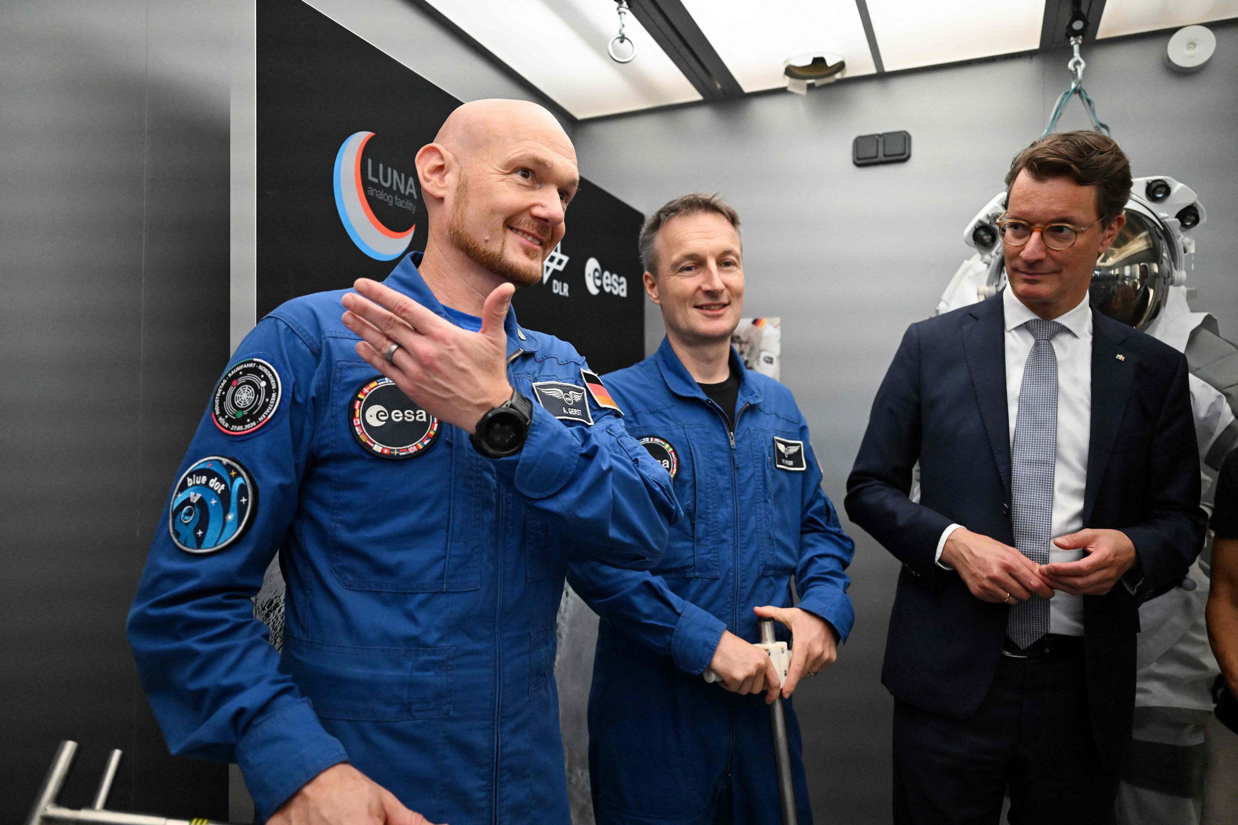 Die Astronauten Alexander Gerst (l.) und Matthias Maurer informierten NRW-Ministerpräsident Hendrik Wüst im DLR über die Vorbereitungen für die Mondmission.
