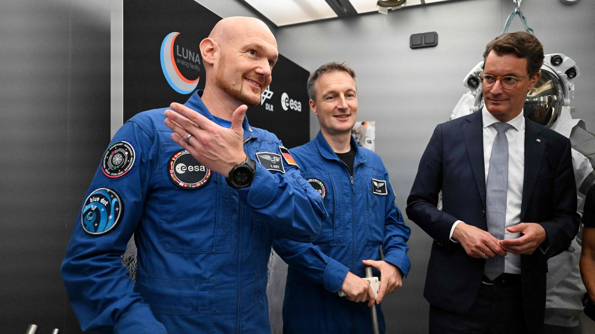 Die Astronauten Alexander Gerst (l.) und Matthias Maurer informierten NRW-Ministerpräsident Hendrik Wüst im DLR über die Vorbereitungen für die Mondmission.