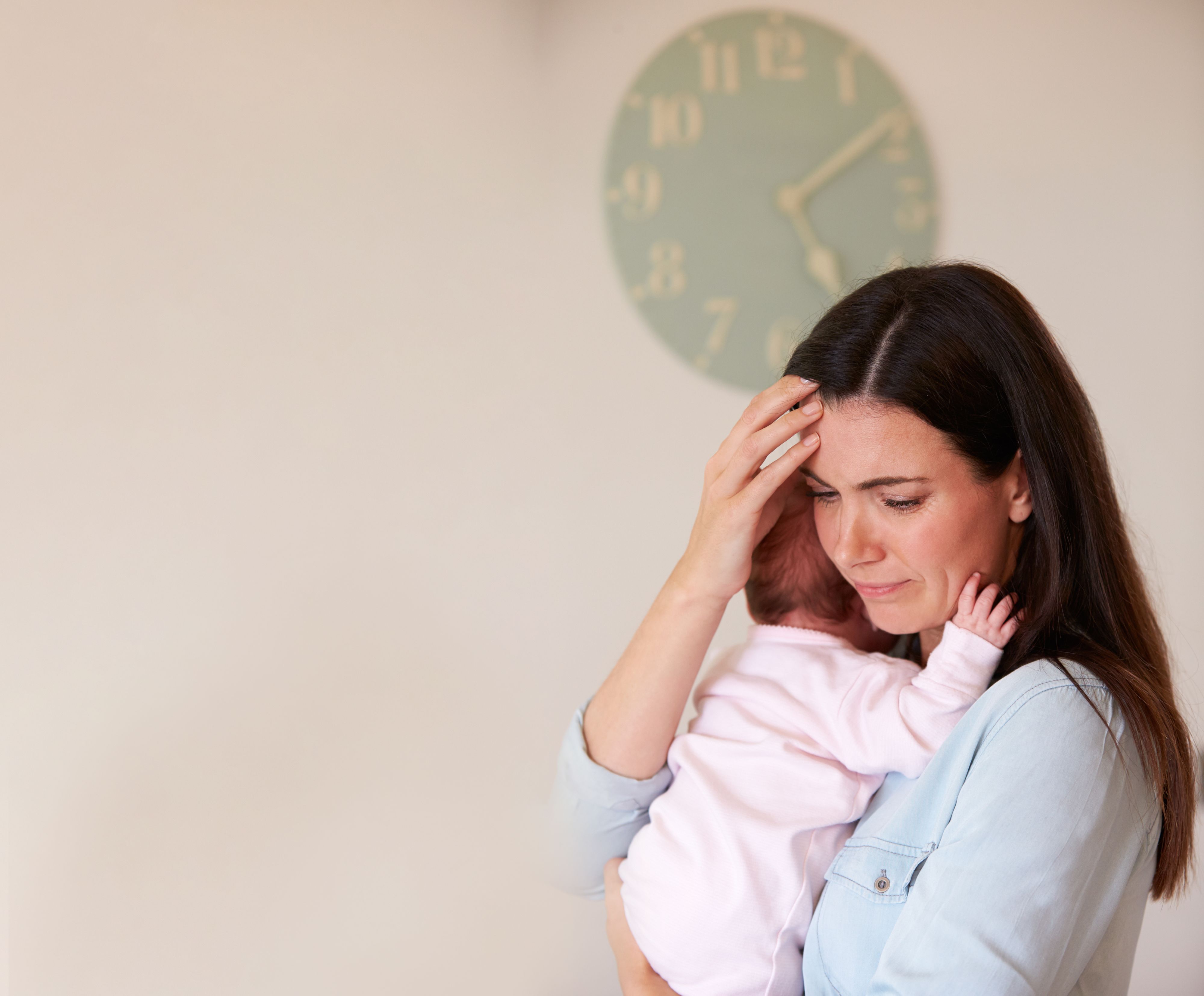 Eine Frau hält ein Baby.