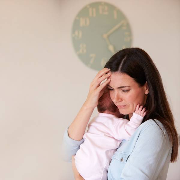 Eine Frau hält ein Baby.