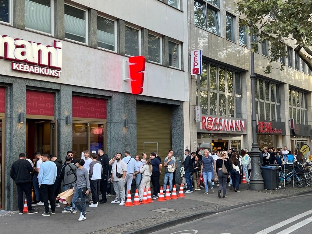 Schlange vor dem „Umami Kebabkunst“ am Zülpicher Platz. Hier braucht es schon eine Absperrung.