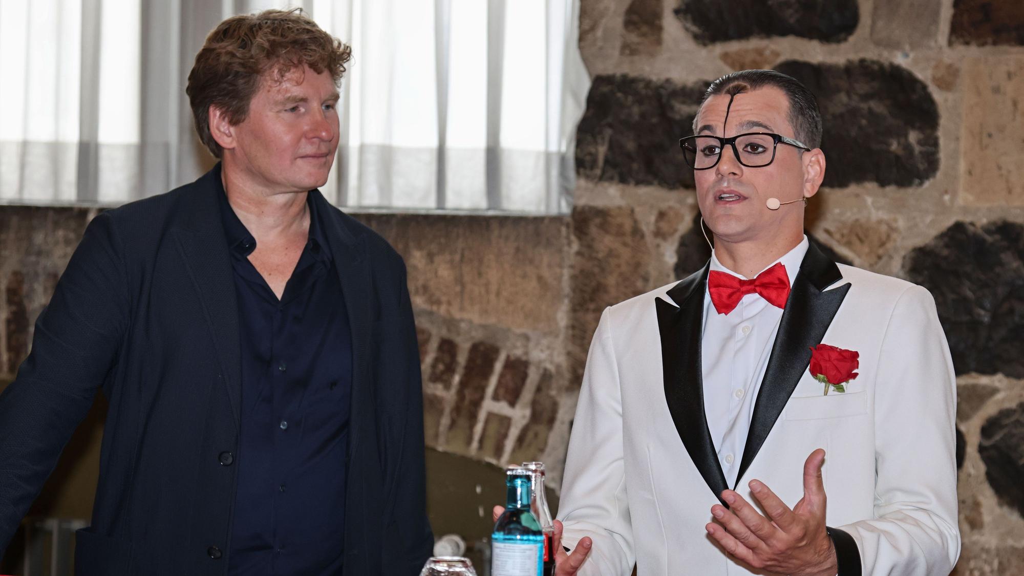 Entertainer César Dias spricht mit Ilja Smitt.
