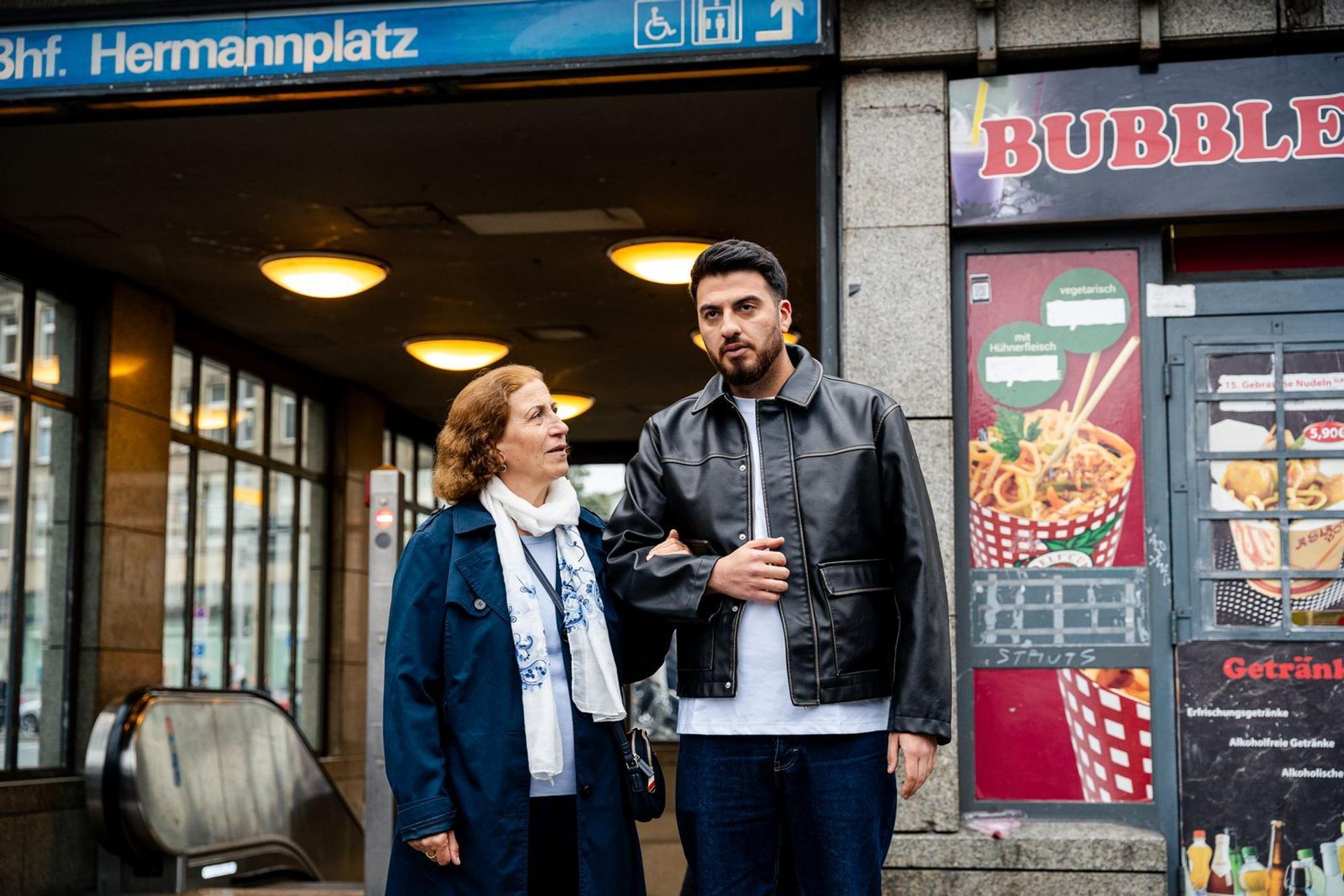 Von Norddeutschland geht es für Tahsim Durgun und Tante Zeynep in „Deutschland, ich küss dein Herz“ in den Westen, den Süden, in den Osten, nach Mallorca und schließlich nach Berlin. (Bild: WDR/Nikita Schleicher)