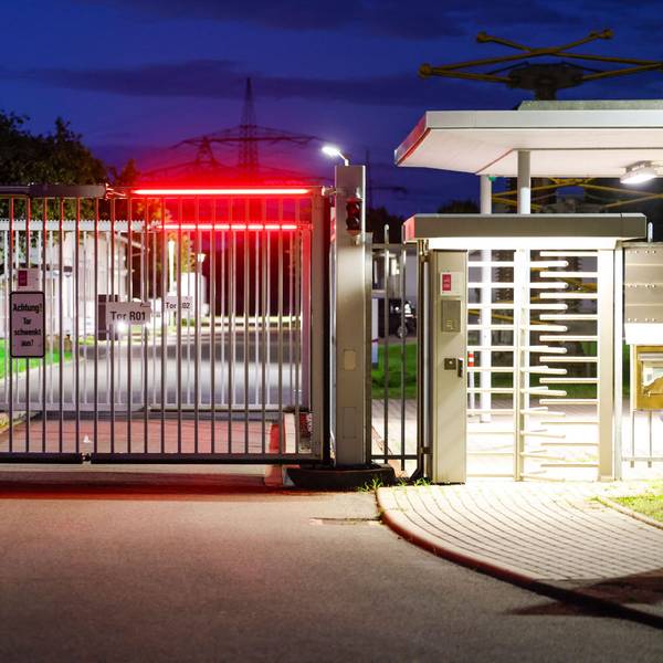 03.09.2026, Nordrhein-Westfalen, Bergheim: Ein Tor sichert die Zufahrt zu einem Umspannwerk des Netzbetreibers Amprion. Foto: Thomas Banneyer/dpa +++ dpa-Bildfunk +++
