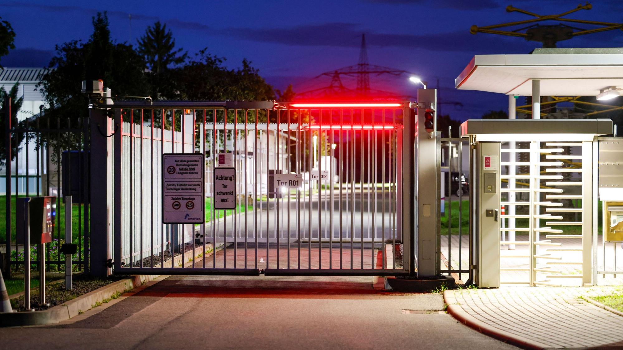 03.09.2026, Nordrhein-Westfalen, Bergheim: Ein Tor sichert die Zufahrt zu einem Umspannwerk des Netzbetreibers Amprion. Foto: Thomas Banneyer/dpa +++ dpa-Bildfunk +++