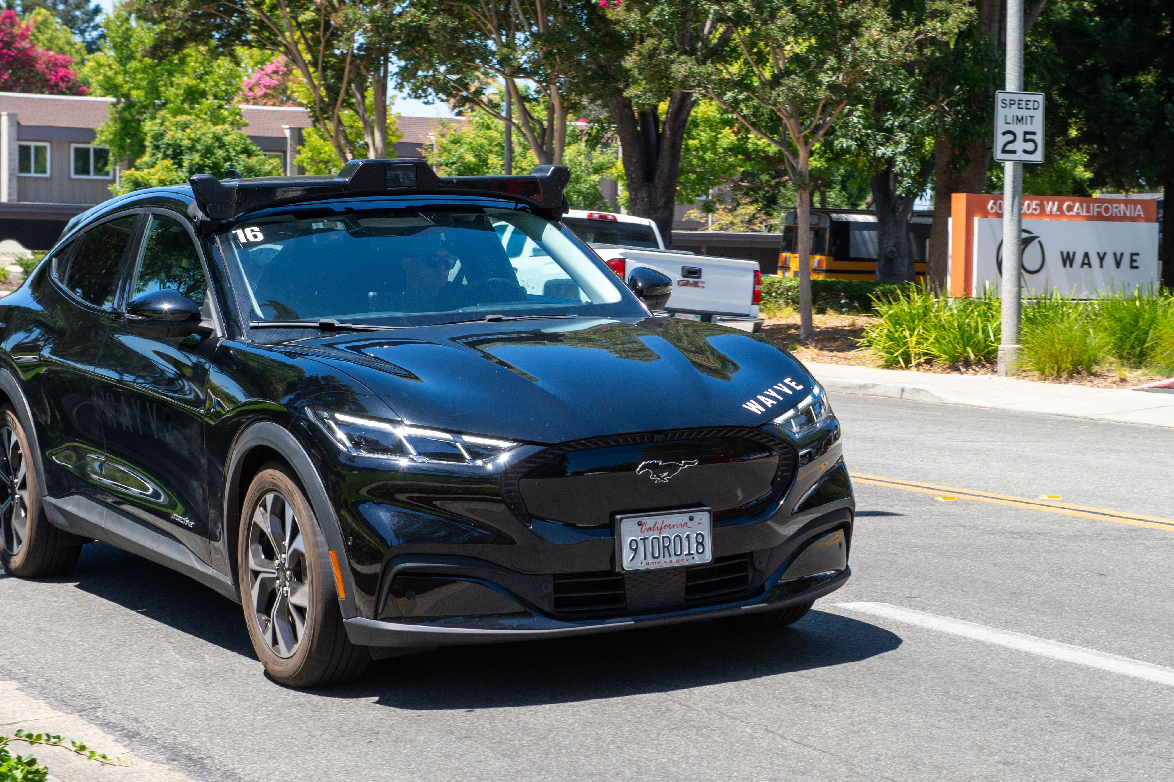 Ein Fahrzeug der Firma Wayve, die Software für autonom fahrende Autos entwickelt, bei einer Testfahrt in den USA.